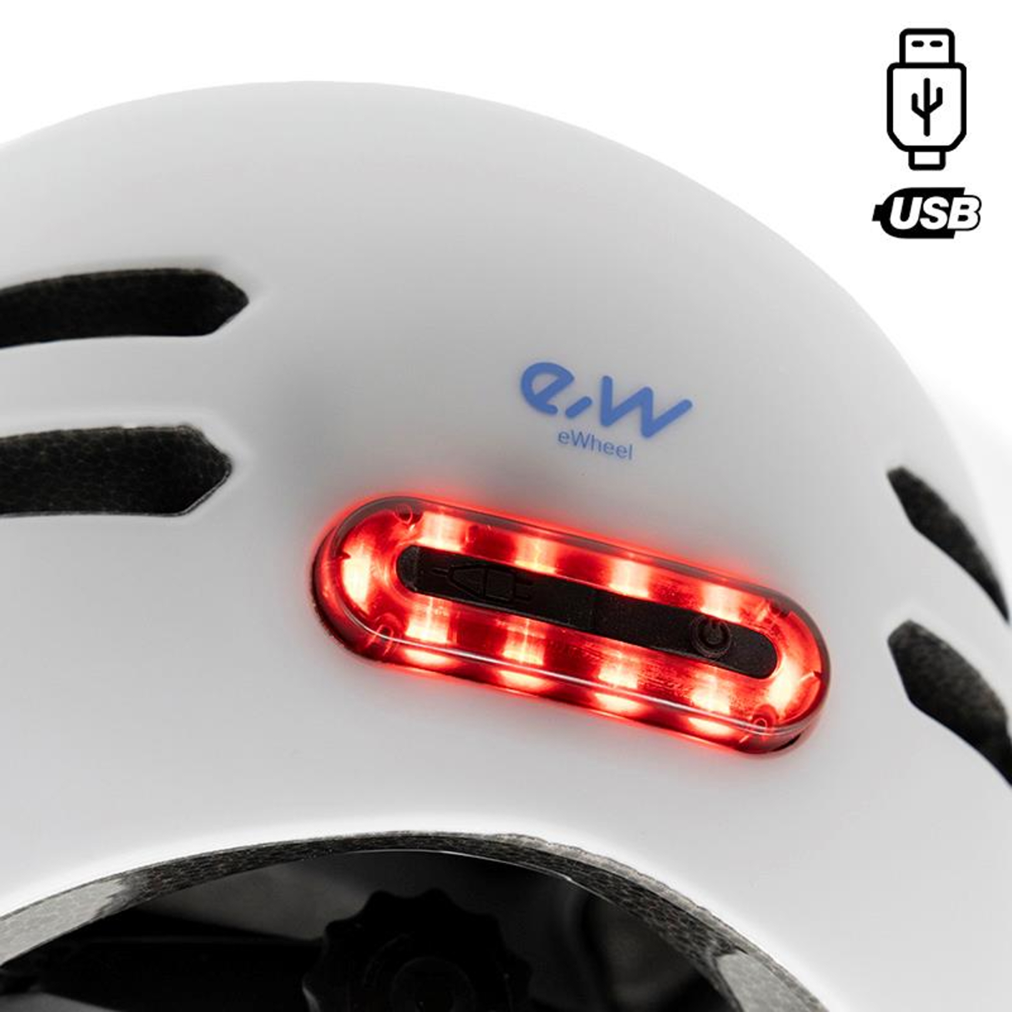 Casco de bicicleta blanco con luz roja, logotipo USB y logotipo eWheel. Ventilación oscura en la parte superior. La luz está encendida.