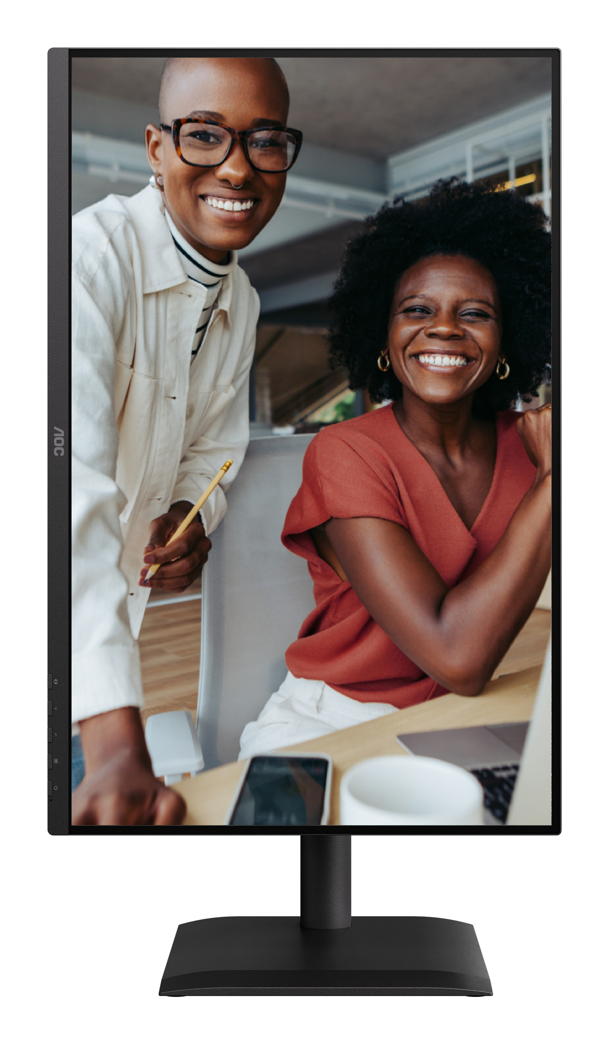 Due donne sorridenti davanti a un monitor. Una indossa occhiali, l'altra ha i capelli ricci. Entrambe sono in un ambiente di lavoro.