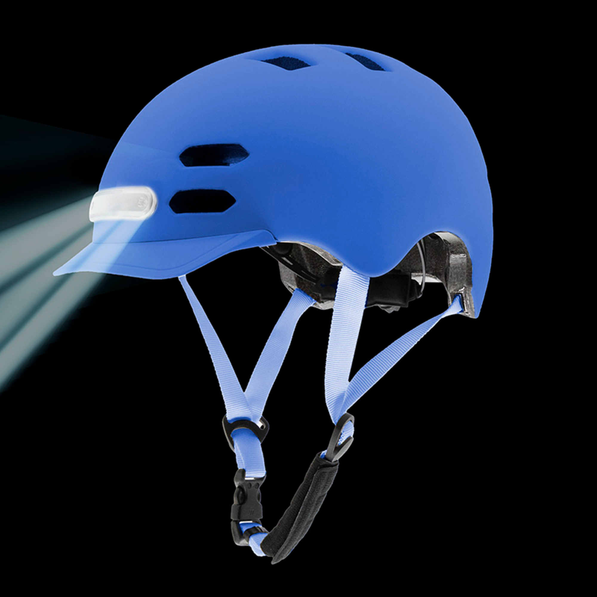 Casco de bicicleta azul con luz integrada. Los haces de luz emanan hacia la izquierda. Fondo negro.