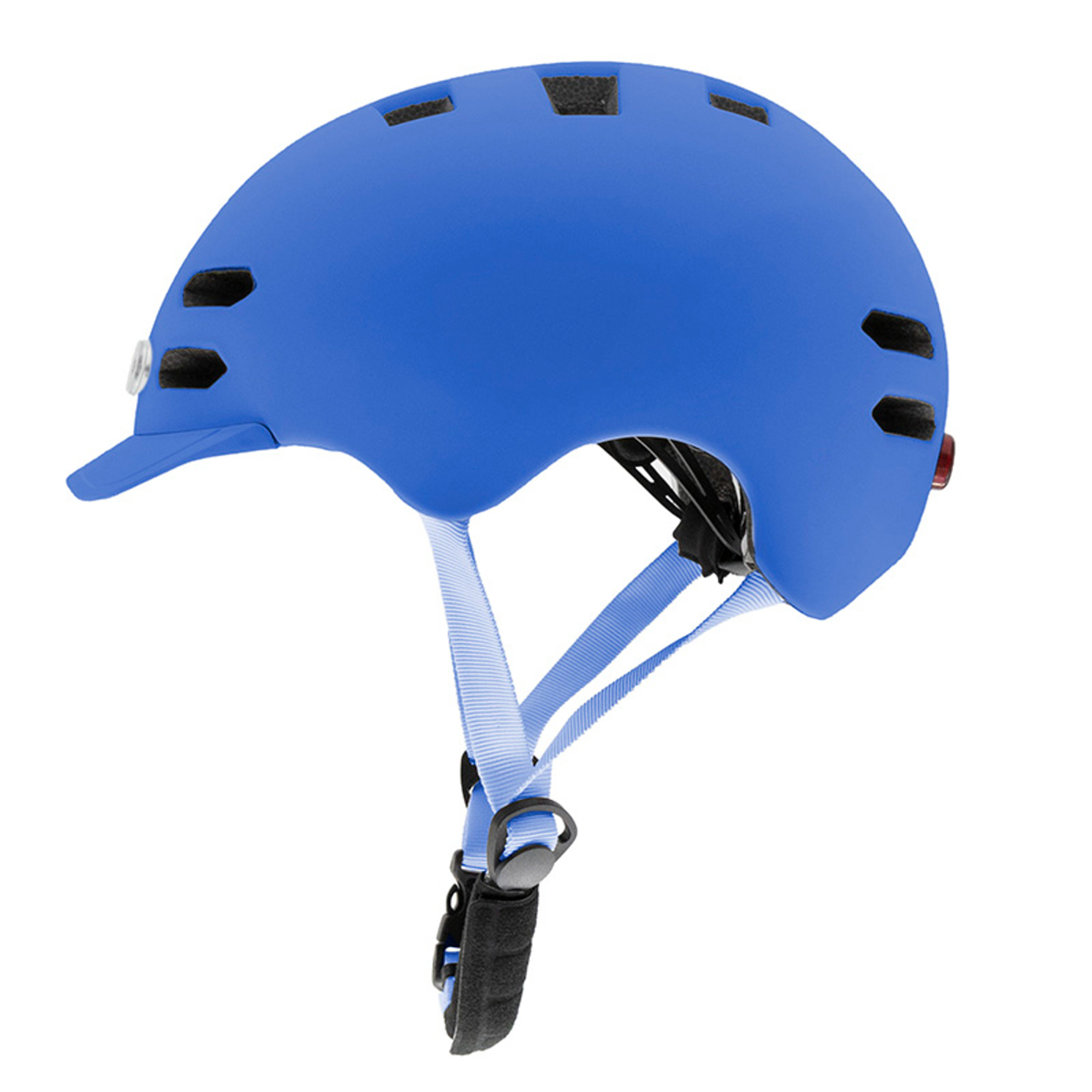 Un casco de bicicleta azul con visera y correas, sobre un fondo blanco.