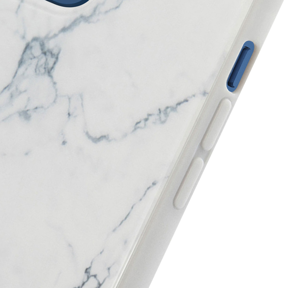 Primo piano di una custodia per telefono in marmo bianco con accenti blu. La custodia ha dettagli di pulsanti sul lato.