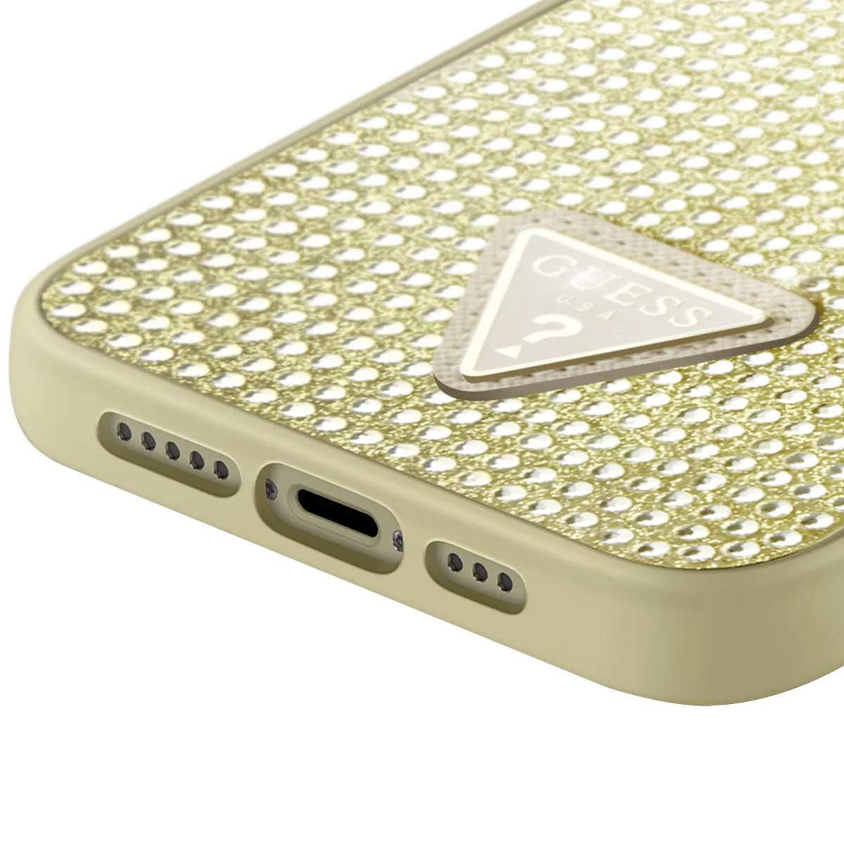 Primo piano di una custodia per telefono Guess. La custodia è dorata, con un motivo borchiato e un logo Guess. Il bordo è oro più chiaro.