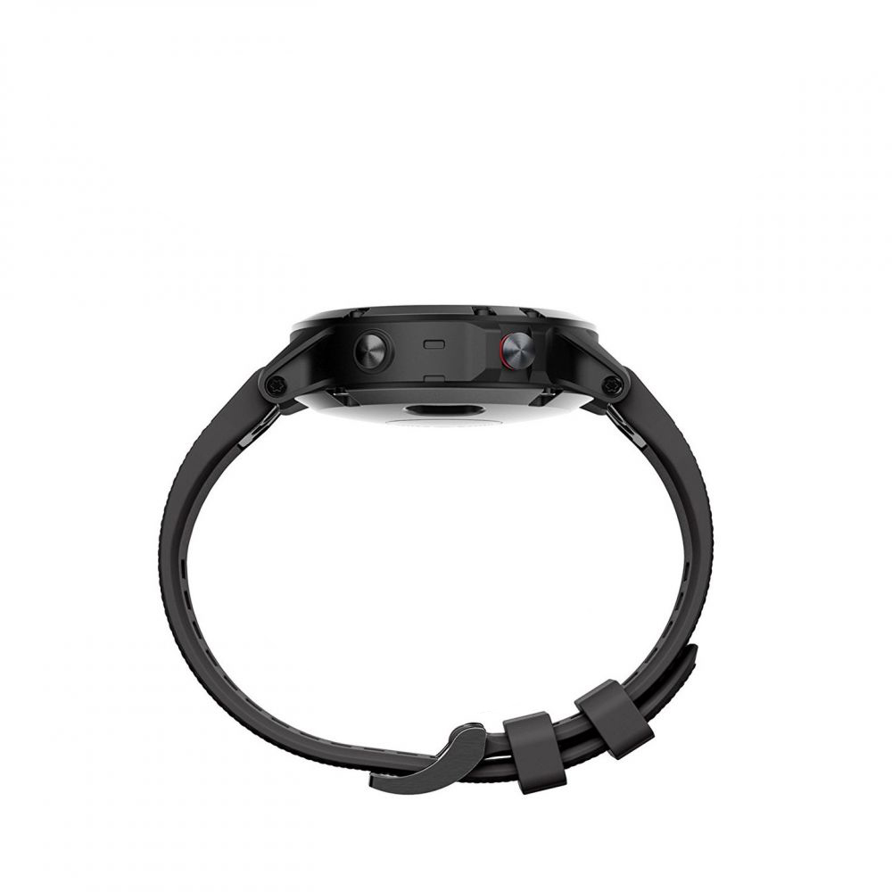 Uno smartwatch nero è mostrato di profilo. L'orologio ha un quadrante rotondo, due pulsanti e un cinturino nero con fibbia.
