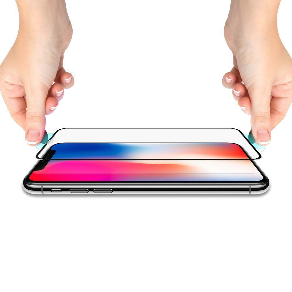 Le mani applicano una protezione schermo a uno smartphone. Lo schermo del telefono mostra una sfumatura colorata.