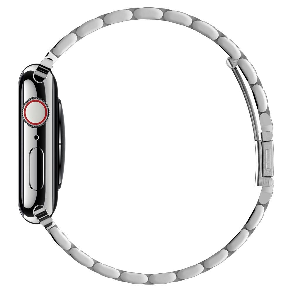 Una vista laterale di un Apple Watch argentato con cinturino argentato. Il quadrante è nero con un pulsante rosso. Il cinturino è collegato.