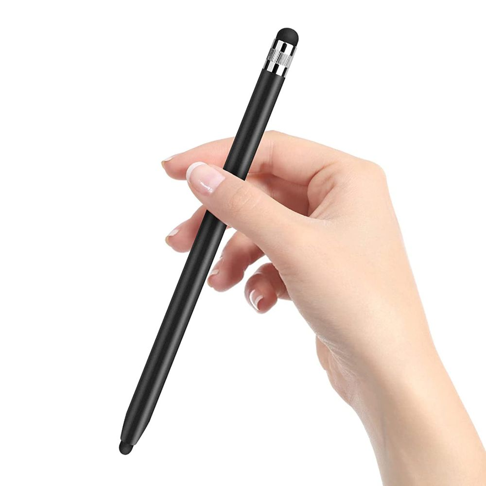 Eine Hand hält einen schwarzen Stift vor weißem Hintergrund. Der Stift hat eine silberne Spitze und einen schwarzen Körper.