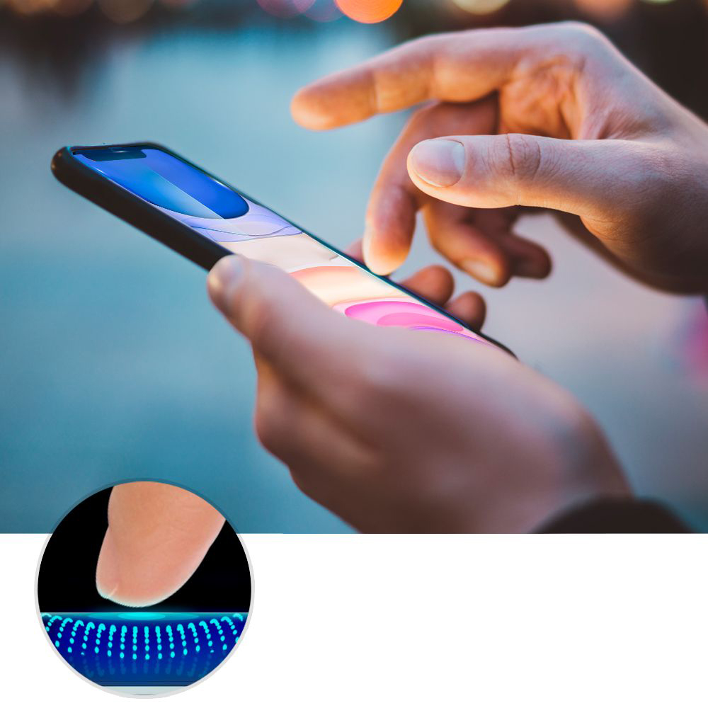 Handen houden een smartphone vast. Een vinger raakt het scherm aan. Een vingerafdruksensor wordt in een kleine cirkel onderaan getoond.