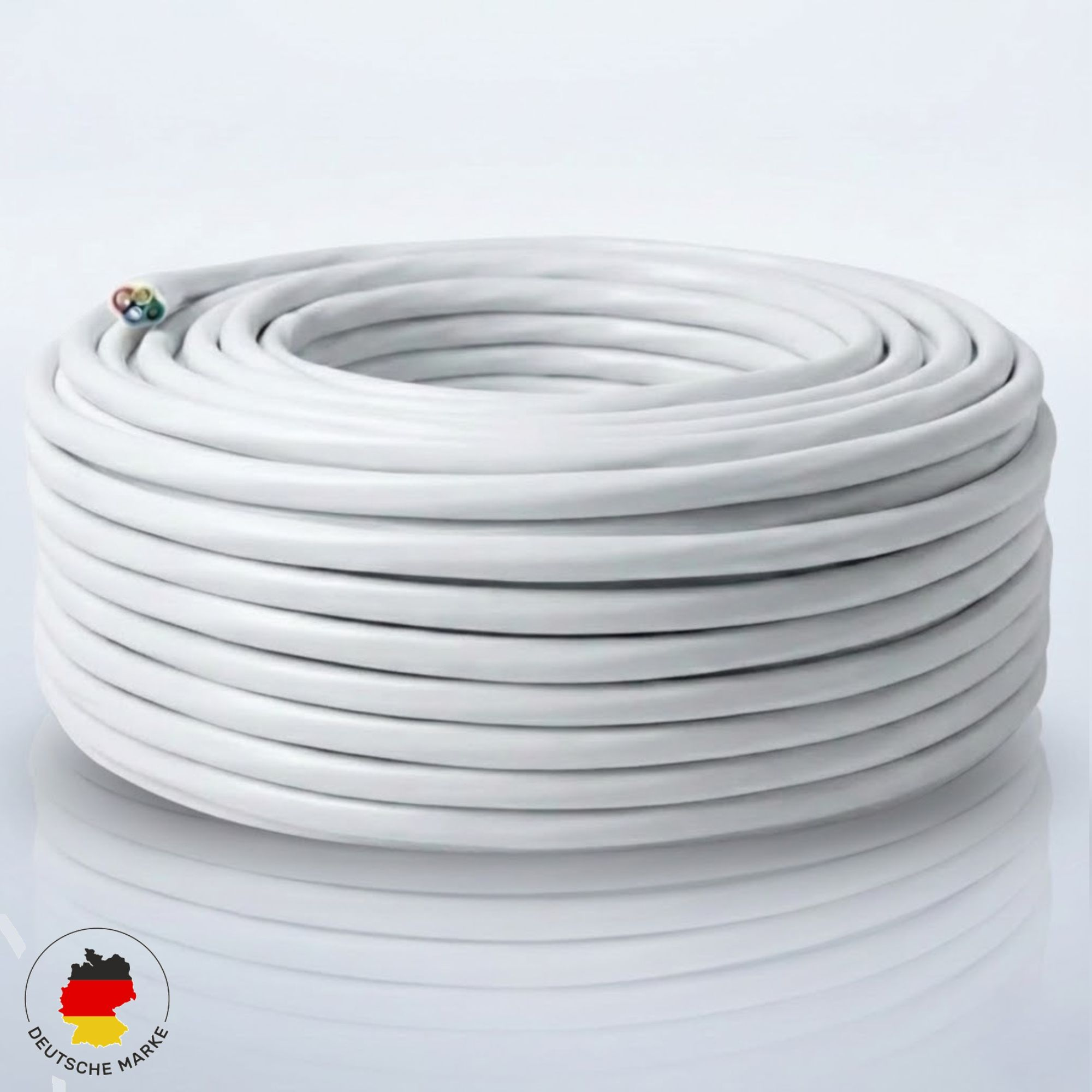 Ein aufgerolltes weißes Kabel mit sichtbaren bunten Innenleitungen. Unten links ist ein deutsches Markenlogo.
