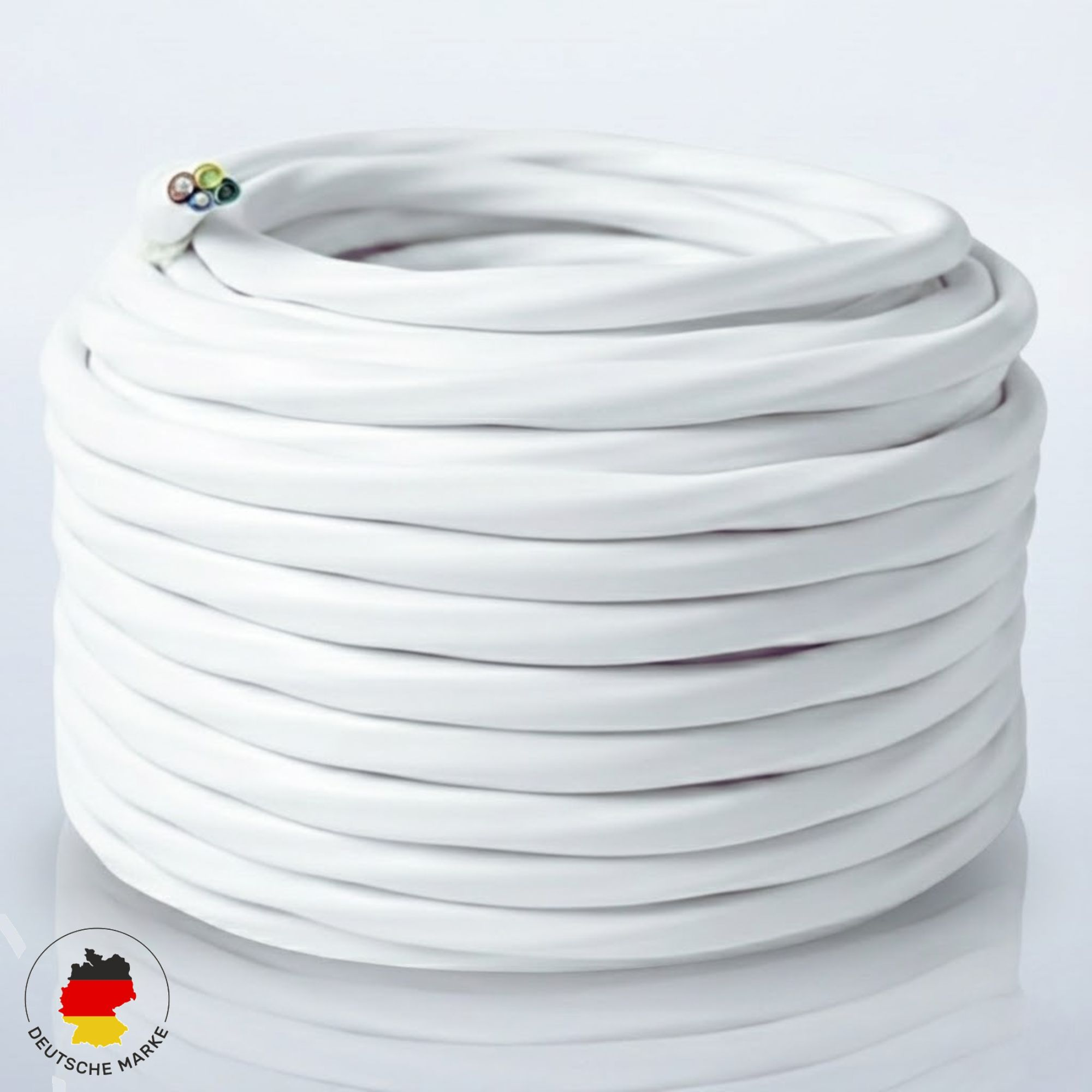Ein aufgerolltes weißes Kabel mit farbigen Drähten am Ende. Unten links ist ein deutsches Zeichen.