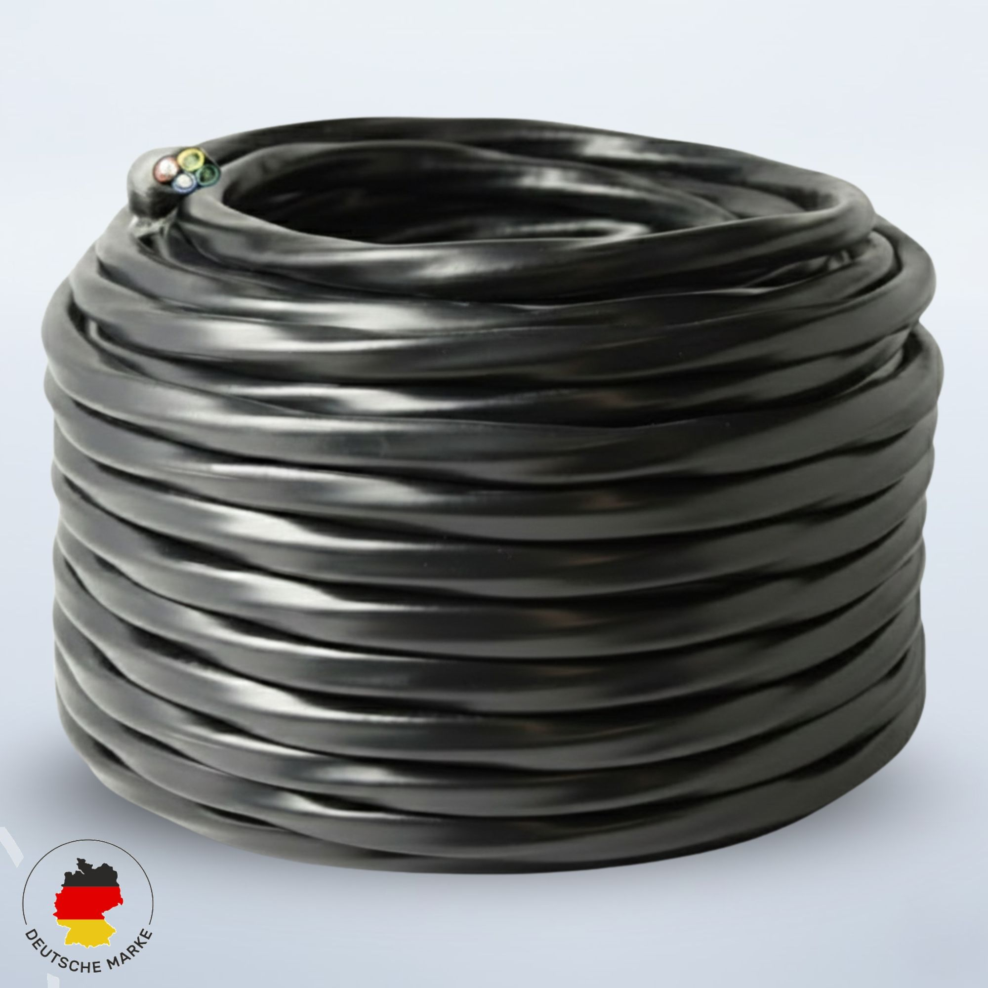 Ein aufgerolltes schwarzes Kabel mit farbigen Drähten, die herausragen. Deutsches Flaggenlogo unten links.