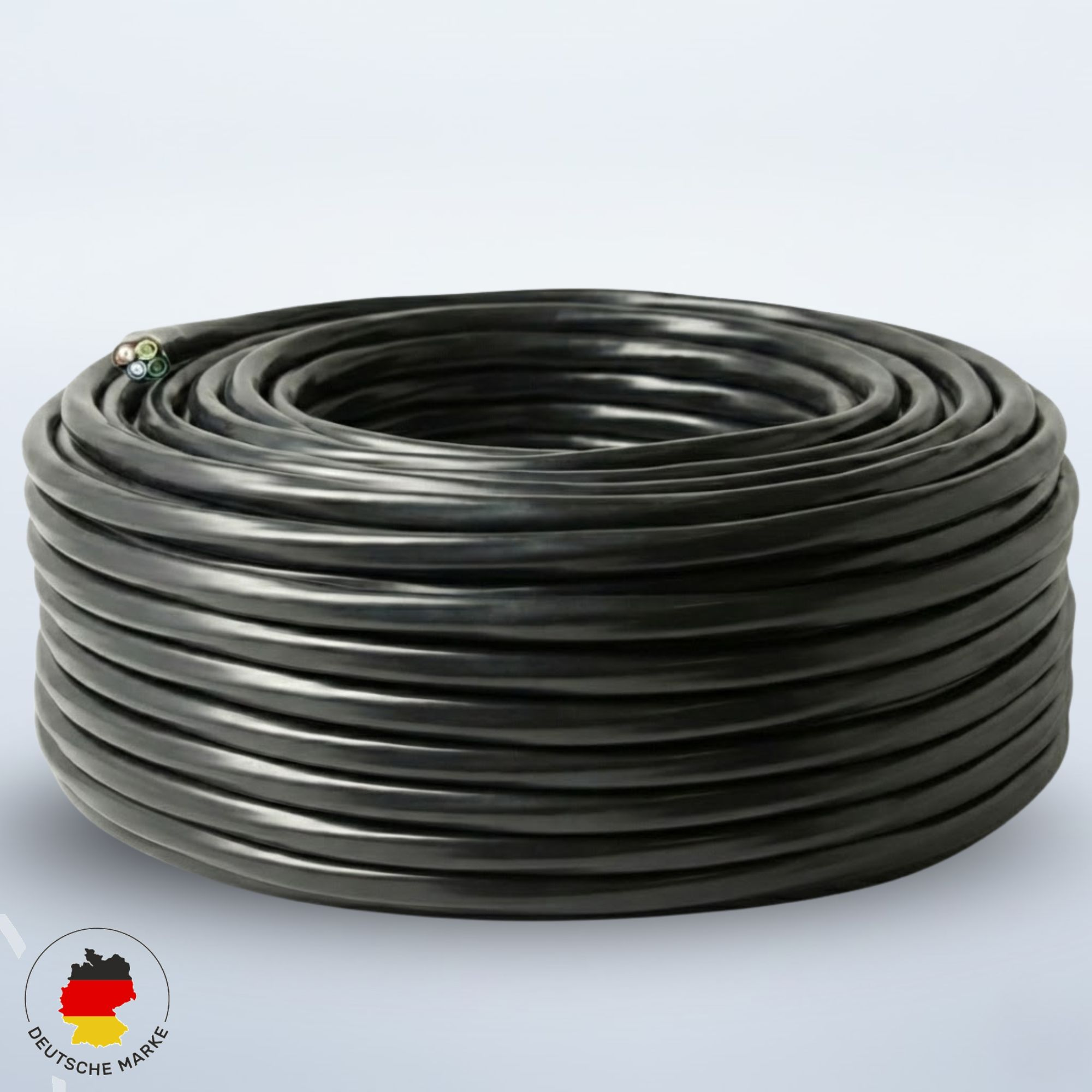 Ein aufgerolltes schwarzes Kabel. Sichtbares Ende zeigt mehrere farbige Drähte. Der Hintergrund ist weiß. Unten ist eine deutsche Marke.