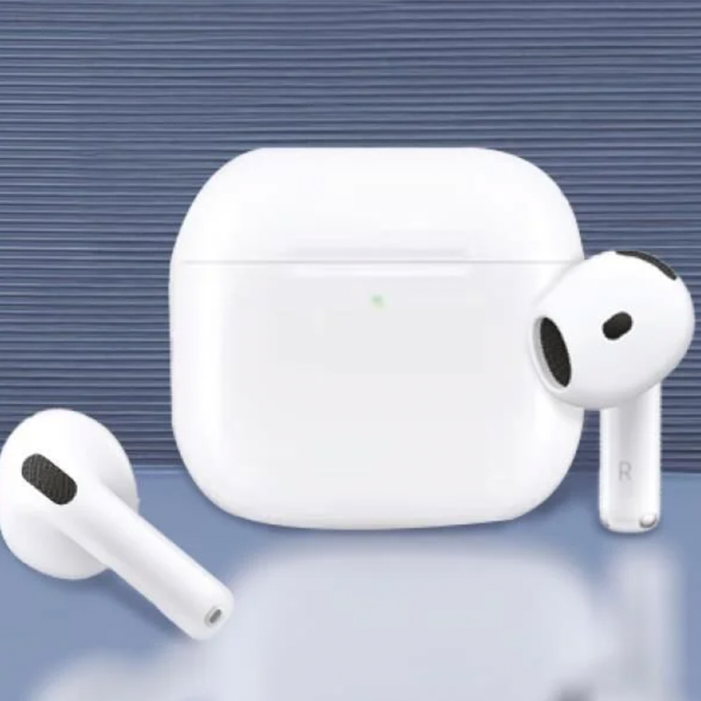 Mavi yüzey üzerinde beyaz AirPods ve şarj kutusu. İki kulaklık ve kutu görünür. Arka plan mavi bir gradyandır.