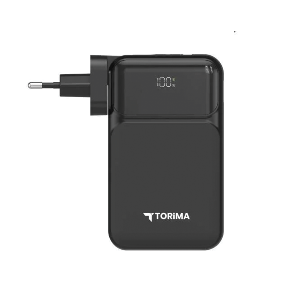 Siyah bir Torima powerbank, fiş takılı. %100 şarj gösteriyor. Torima logosu altta.
