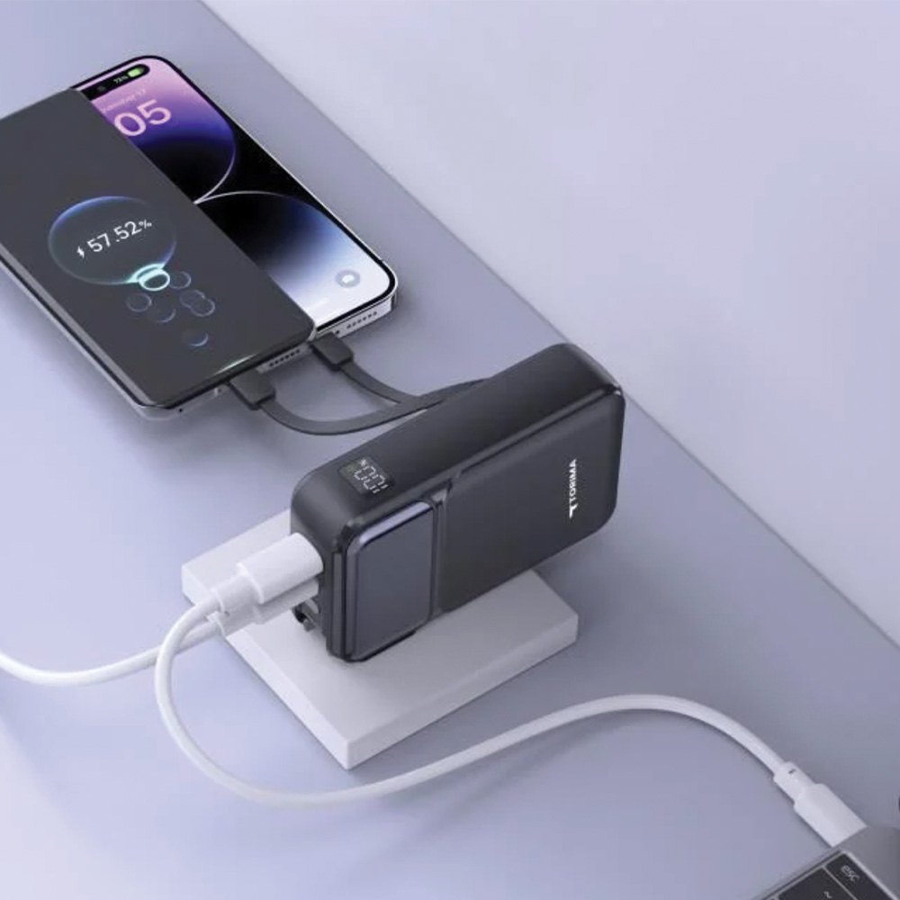 Siyah bir powerbank'ten kabloyla şarj olan bir telefon. Telefon, şarj ekranını gösteriyor.