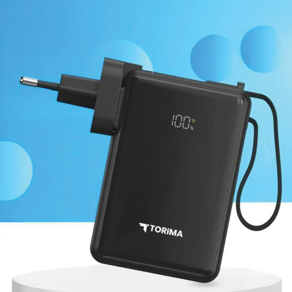Siyah Torima powerbank, fiş ve %100 gösteren ekran. Mavi gradyan arka plan, beyaz yüzey üzerinde.