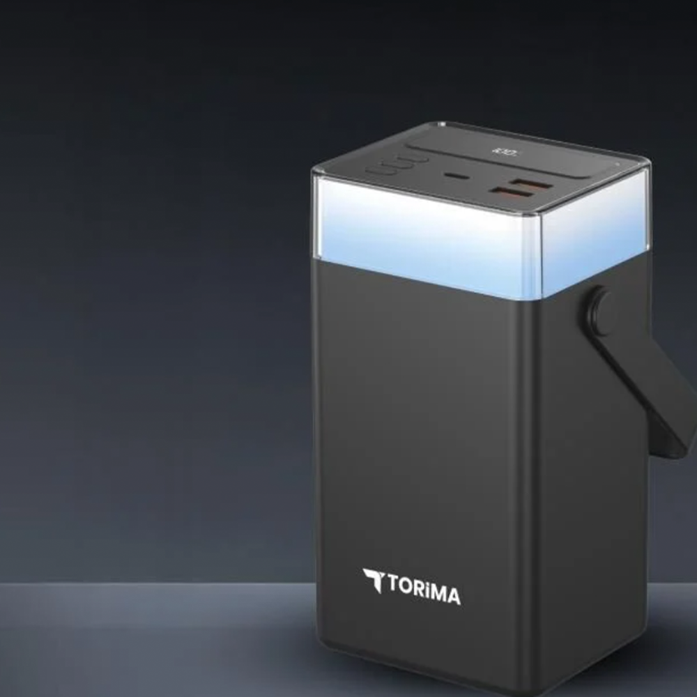 Siyah bir Torima powerbank, bir sapı var. Üst kısımda şarj portları ve bir ışık var. Arka plan koyu mavi bir gradyan.