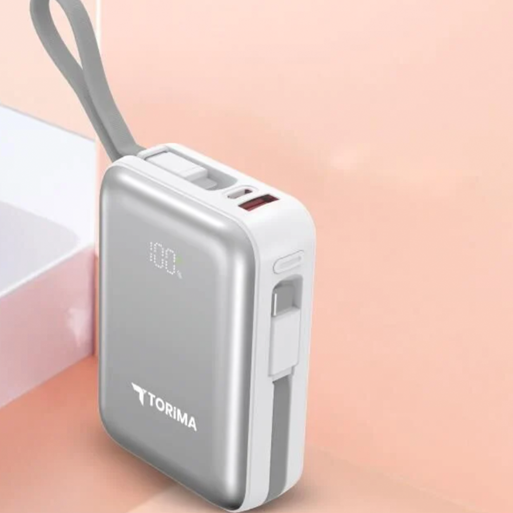 Gri kayışlı gümüş ve beyaz Torima powerbank. %100 şarj gösteriyor. Arka plan pembe ve beyaz gradyan.