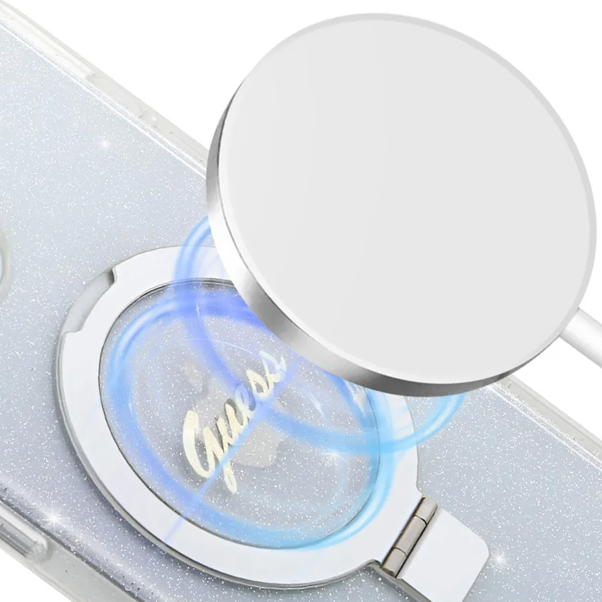 Un caricabatterie MagSafe bianco e un anello per telefono, con il logo 'Guess', sono attaccati a una custodia scintillante. Sono visibili vortici di energia blu.