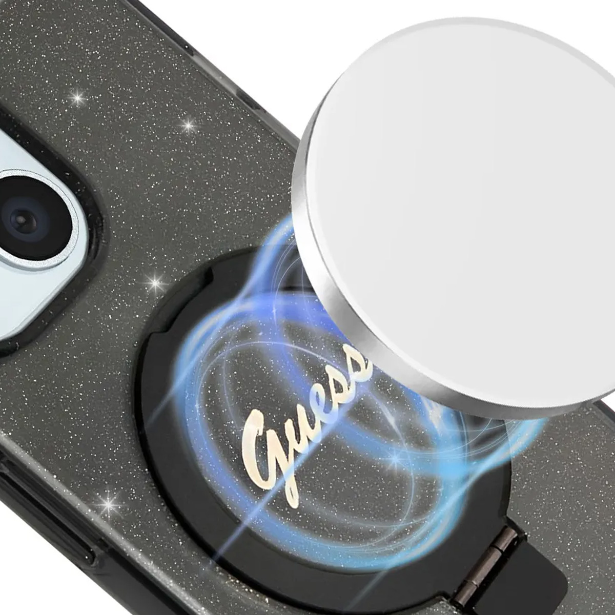 Una custodia per telefono con un anello porta logo Guess e un disco magnetico bianco. La custodia è nera con glitter.