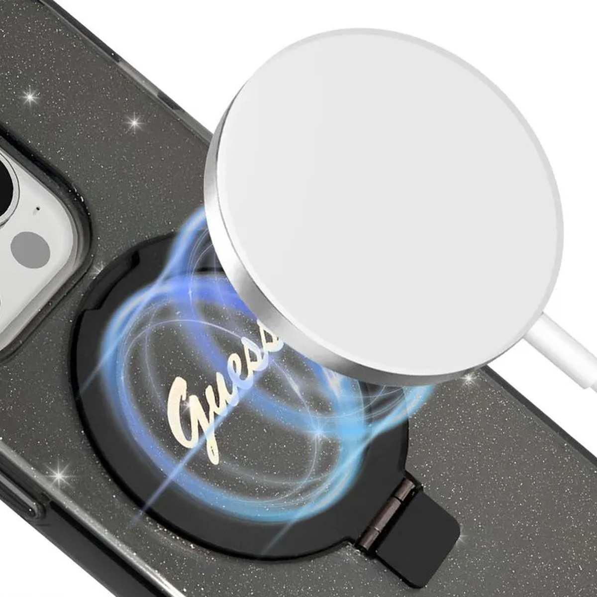 Un telefono con custodia Guess e caricabatterie bianco. La custodia ha un anello nero e il logo Guess. Il caricabatterie è rotondo.
