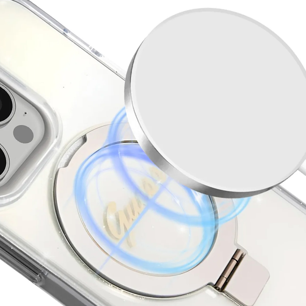 Una custodia per telefono con caricatore magnetico. Un cerchio magnetico bianco è vicino a un anello d'argento con il logo dorato 'Guess'. Vortici di energia blu.