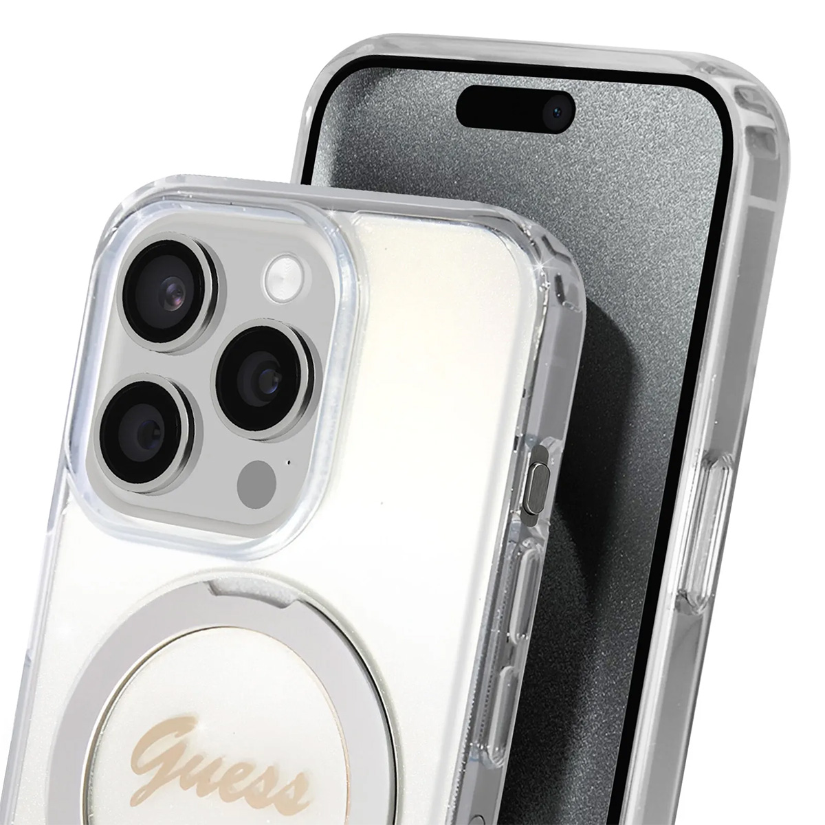 Una custodia trasparente con il logo Guess, che copre un telefono. Il telefono ha una fotocamera con tre lenti e uno schermo.
