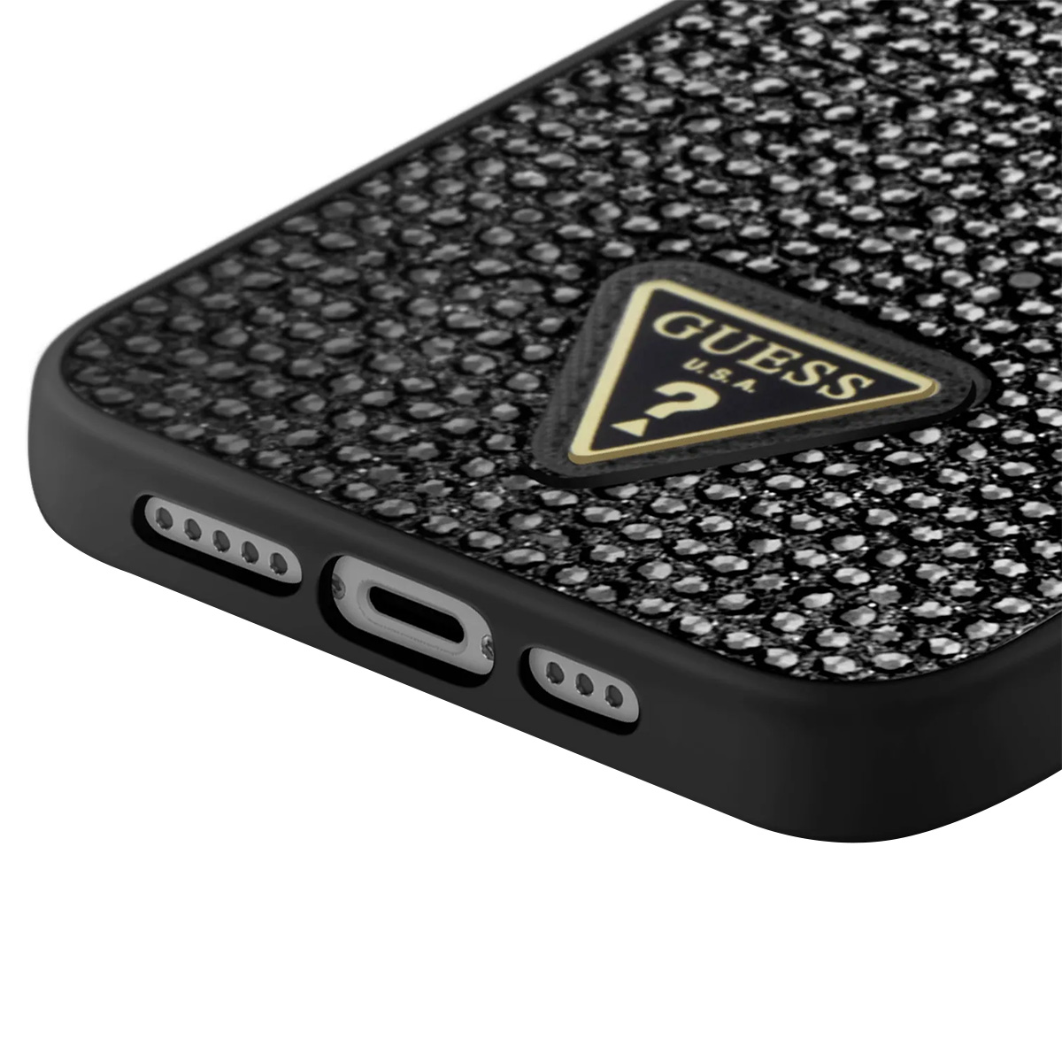 Custodia per telefono nera con logo Guess. Superficie strutturata. Tasti laterali e aperture visibili. Logo triangolare oro e nero.