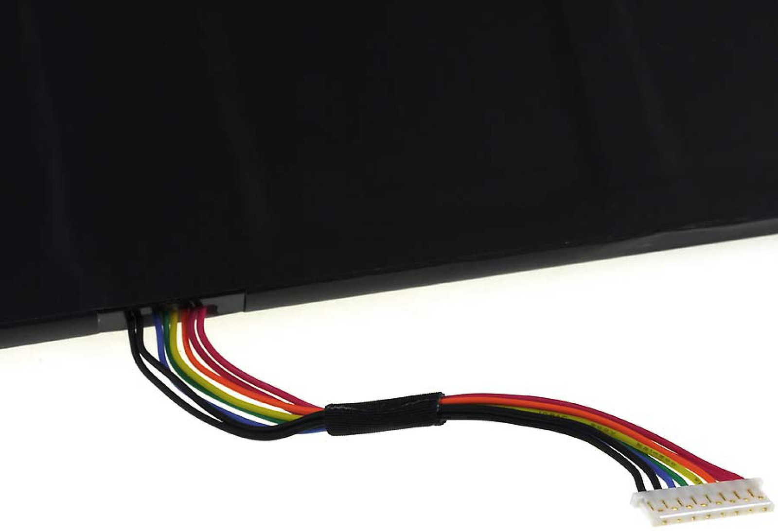 Nahaufnahme eines schwarzen rechteckigen Objekts mit einem Bündel farbiger Drähte und einem weißen Stecker.