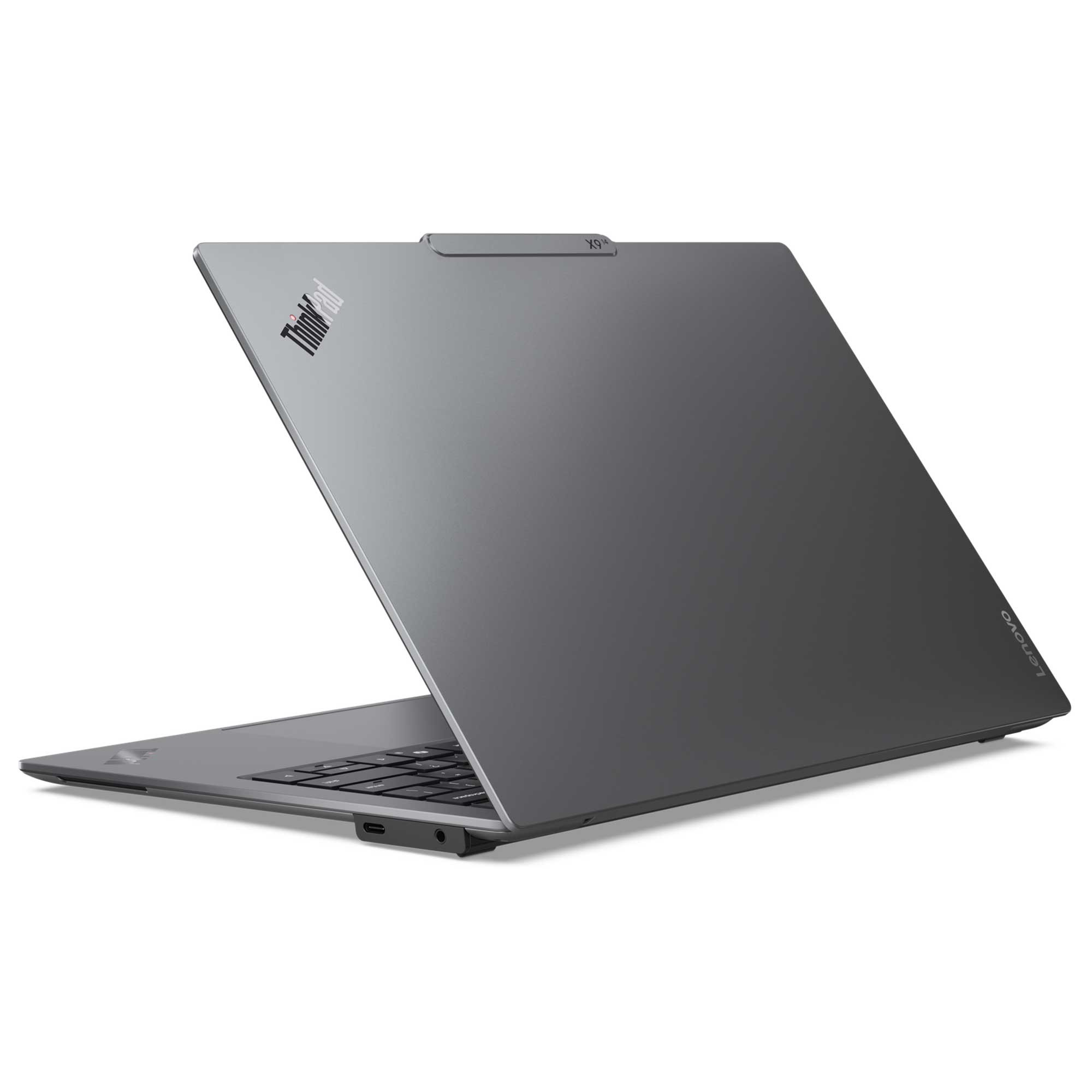Gri bir ThinkPad dizüstü bilgisayar açık. Ekran geriye doğru eğilmiş, klavyeyi gösteriyor. Lenovo logosu görünür.