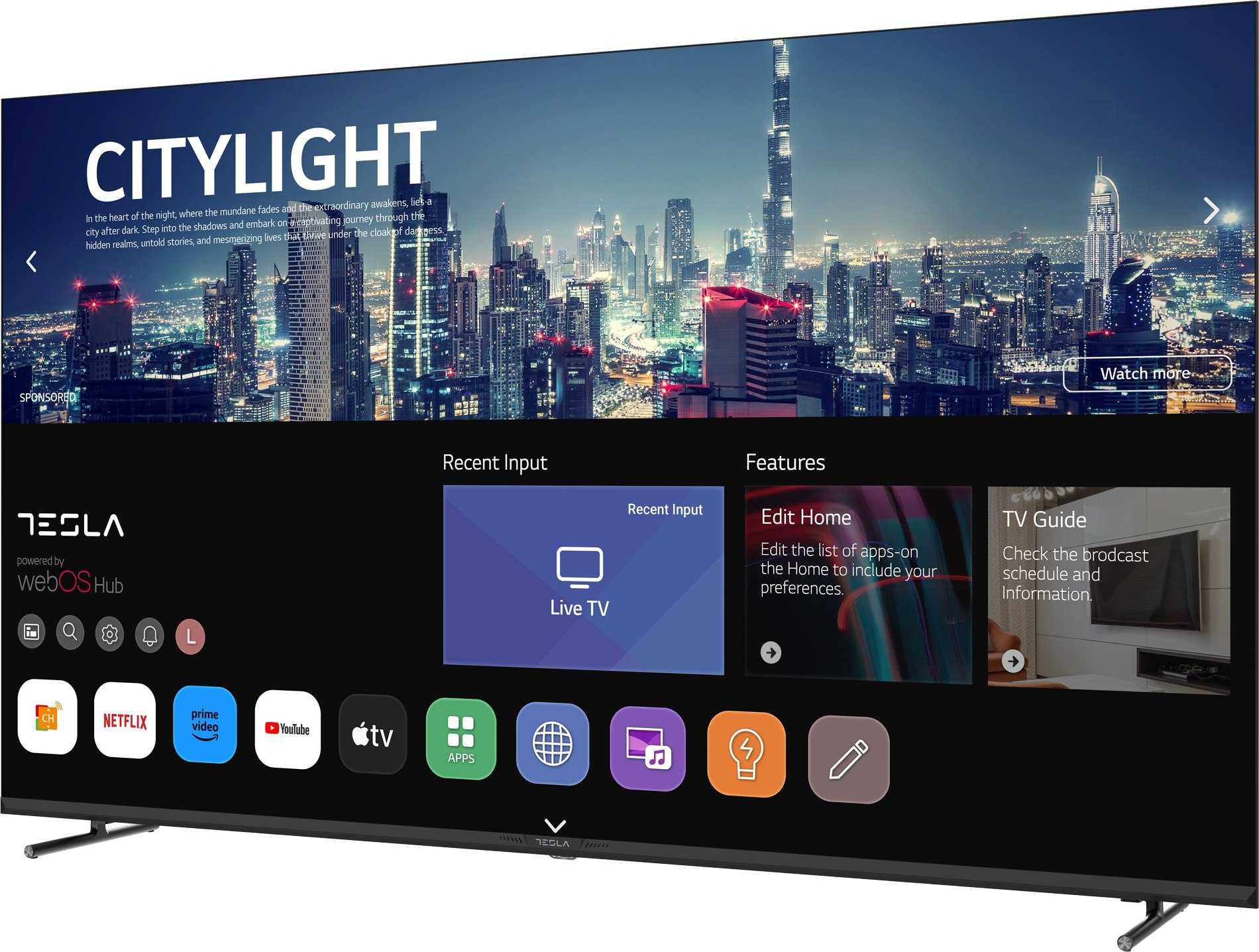 Un televisor Tesla muestra un paisaje urbano nocturno, con iconos de aplicaciones y opciones de menú. La pantalla muestra 'CITYLIGHT'.