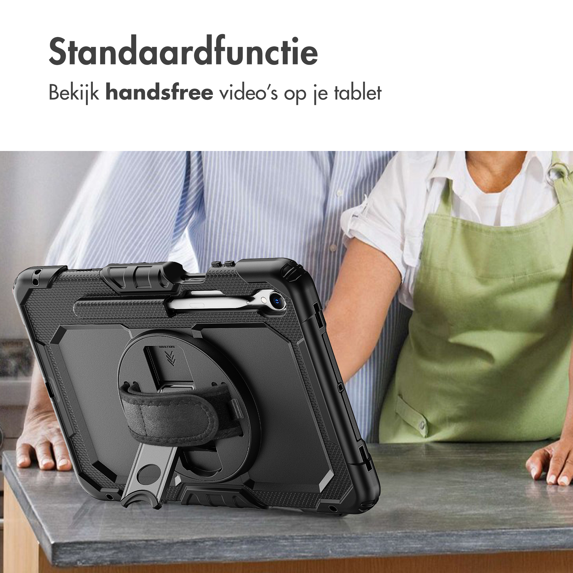Zwarte tablet in een hoes. Een persoon op de achtergrond draagt een overhemd en schort.