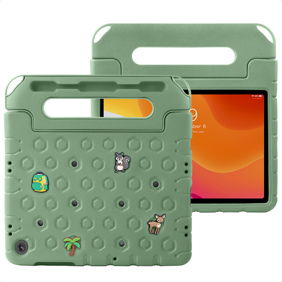 Groene tablethoes met handvat, versierd met cartoonstickers. Een tablet met oranje scherm is zichtbaar.