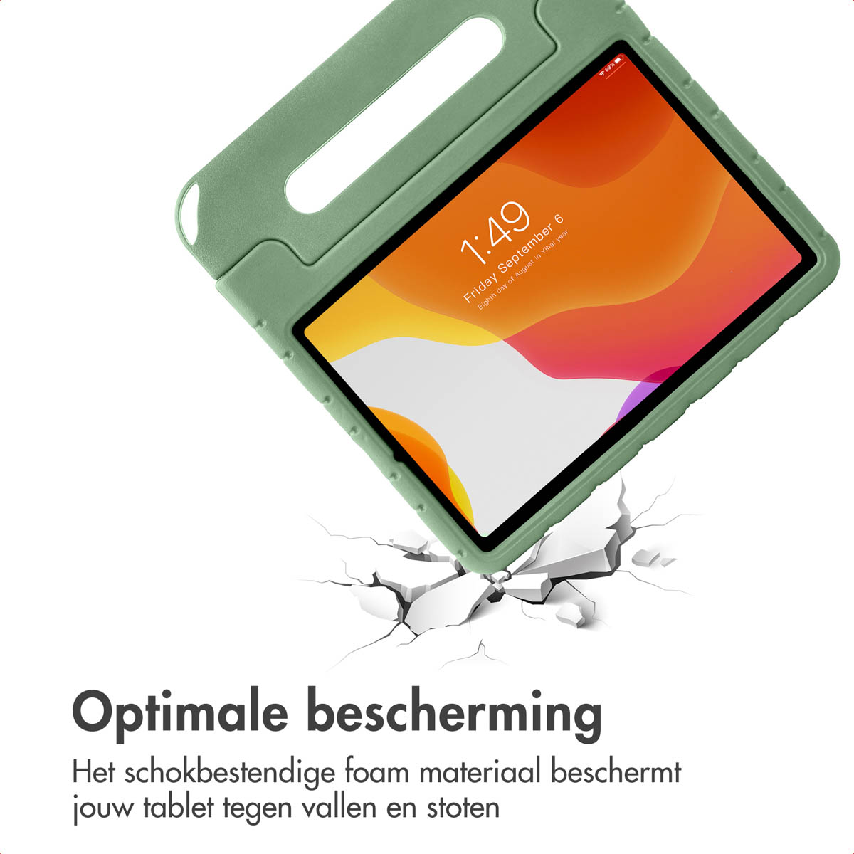 Groene tablethoes met handvat. Het tabletscherm toont de tijd 1:49, vrijdag 6 september. Scheuren op de vloer tonen de impact.
