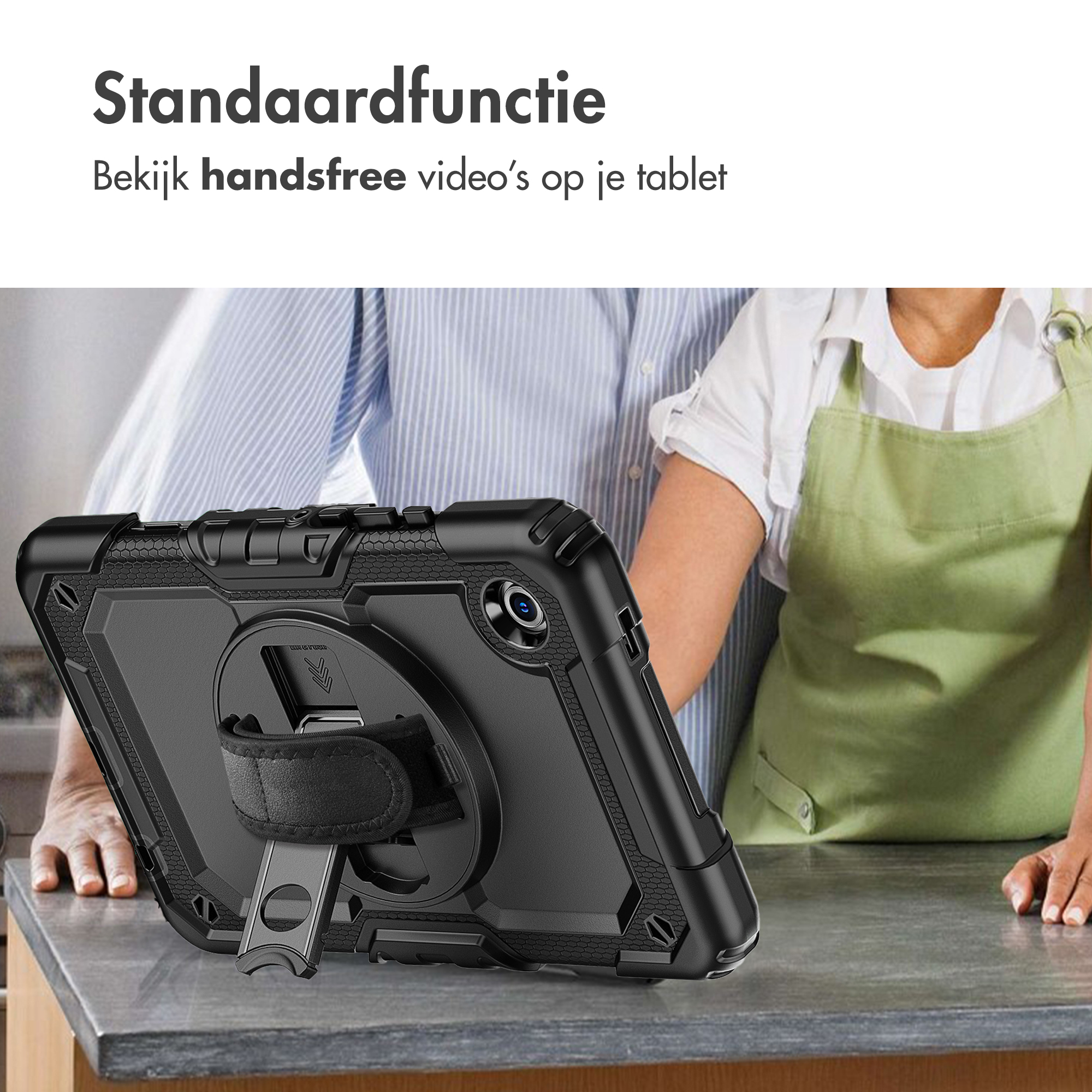 Een zwarte tablethoes met standaard staat op een aanrecht. Mensen op de achtergrond.