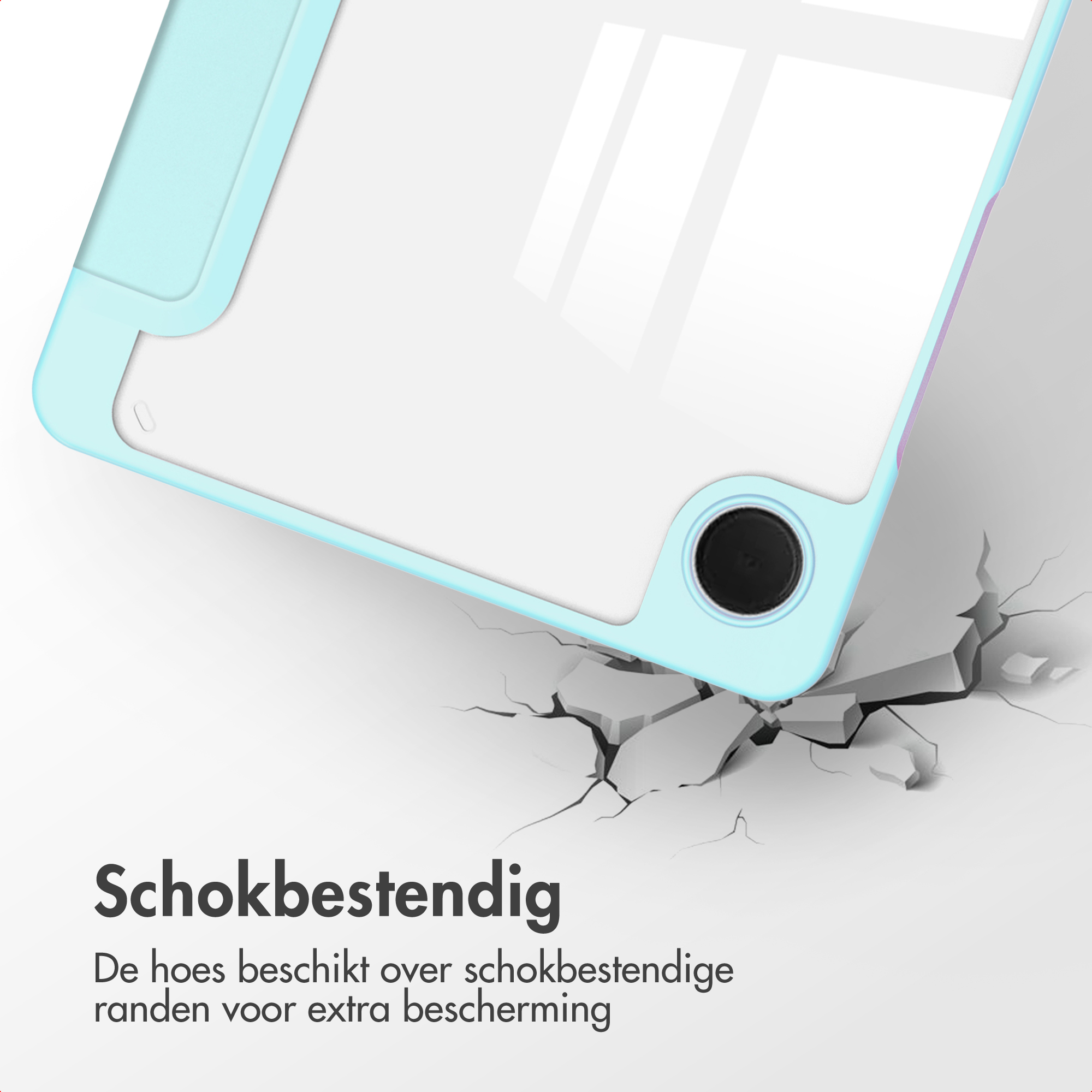 Een lichtblauwe tablethoes ligt op een gebarsten grond. De hoes heeft een zwarte cameracirkel, die de schokbestendigheid toont.
