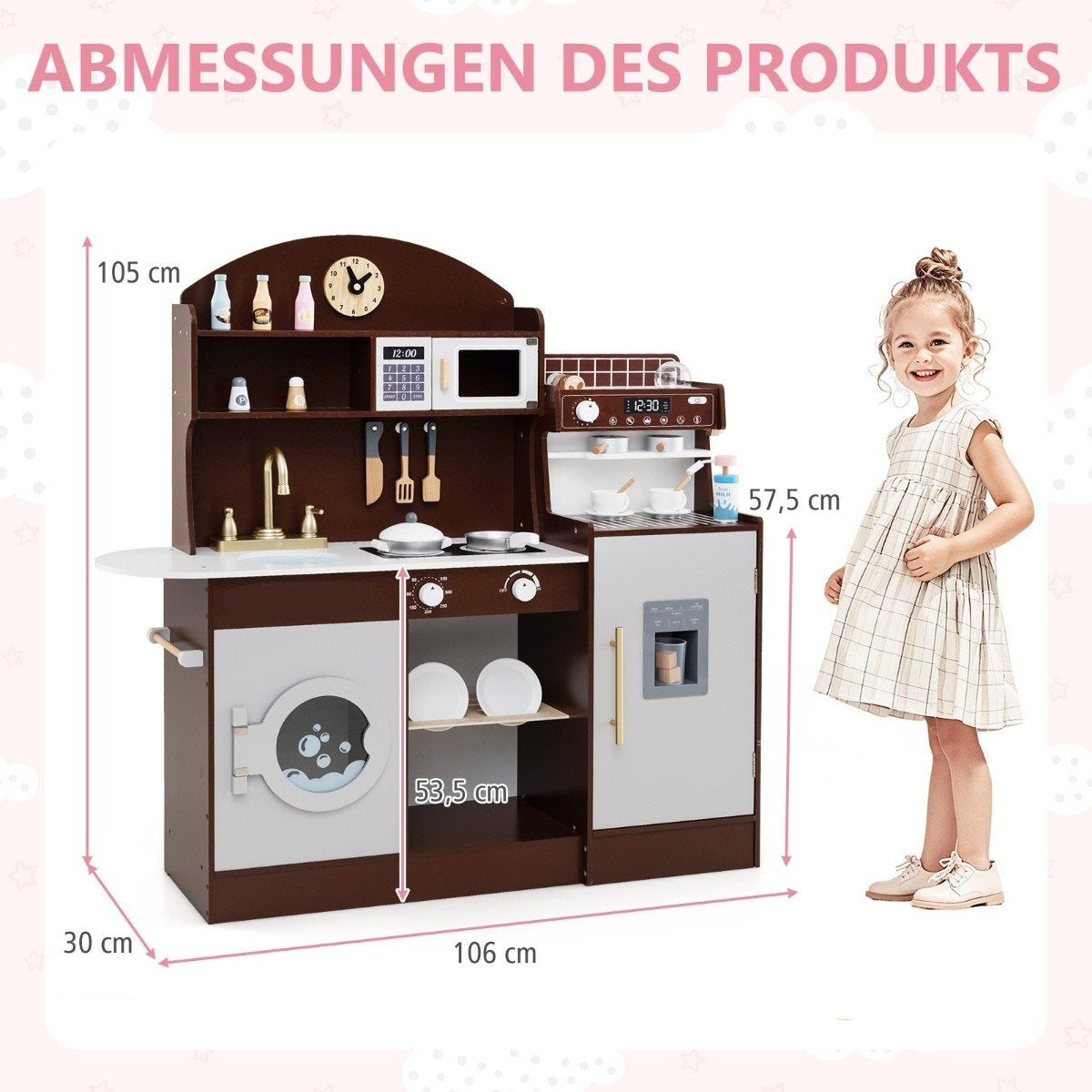 Una niña está junto a una cocina de juguete de madera con electrodomésticos. Las dimensiones están etiquetadas. La cocina tiene microondas, estufa y nevera.