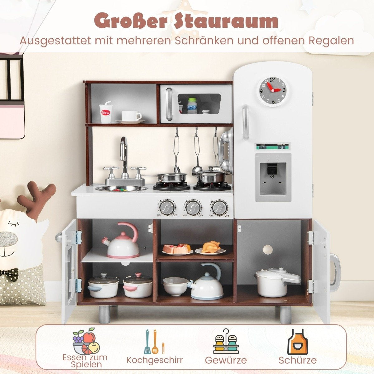Cocina de juguete de madera con diseño blanco y marrón, con estufa, fregadero, refrigerador y accesorios, incluyendo alimentos.