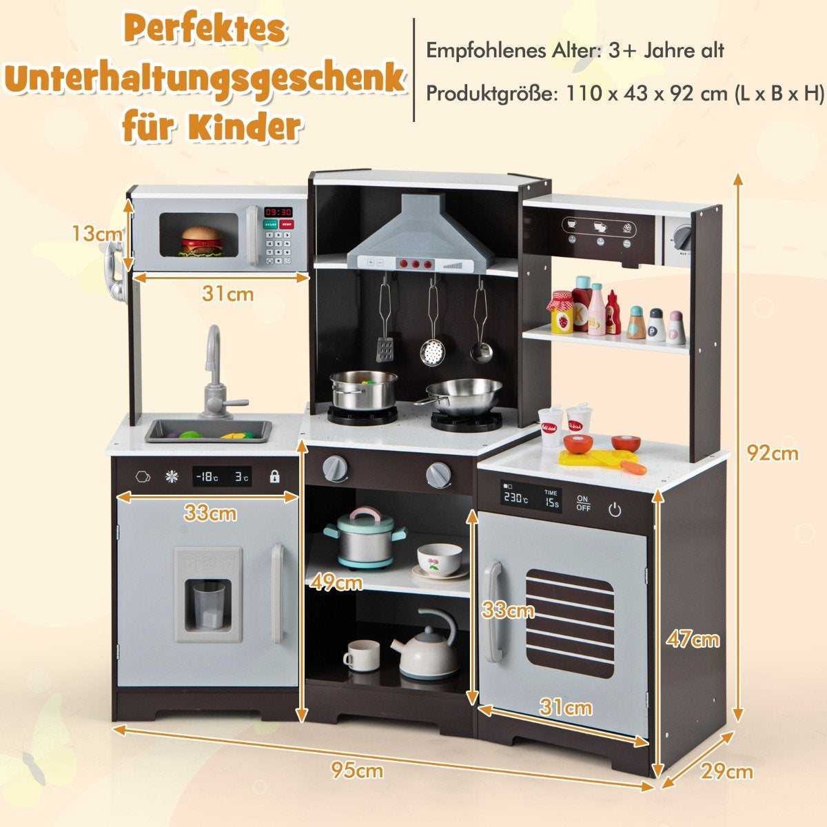 Una cocina de juguete con microondas, fregadero, estufa, horno y accesorios. Se indican las dimensiones, lo que indica un juego para niños.