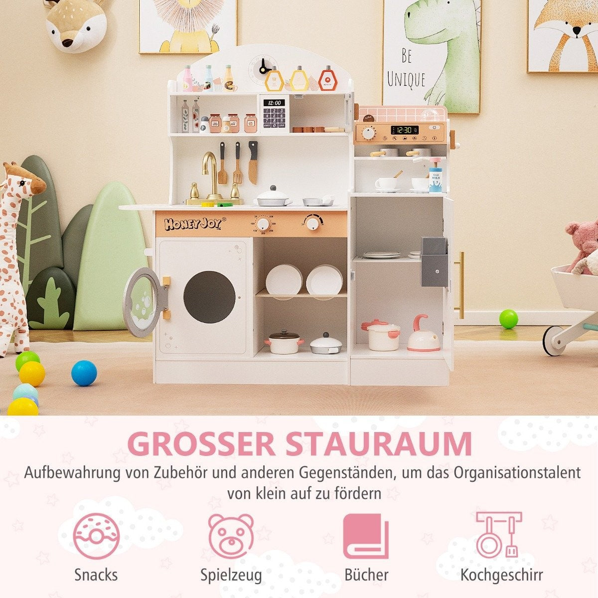 Una cocina de juguete blanca con accesorios, incluyendo una estufa, un fregadero y estantes. Bolas y juguetes coloridos en primer plano.