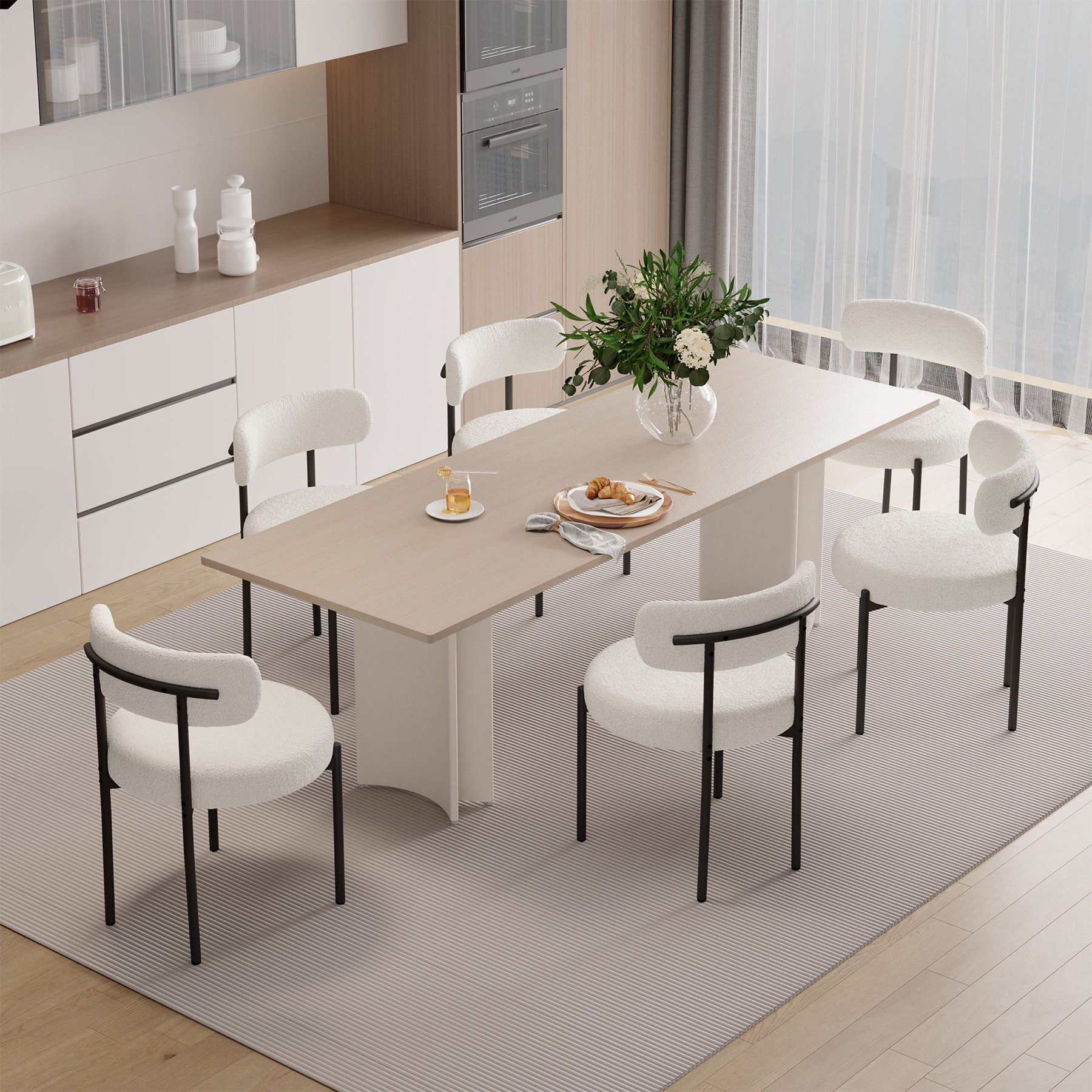 Esszimmer mit Tisch, sechs Stühlen und einer Blumenvase. Küchenschränke befinden sich im Hintergrund.