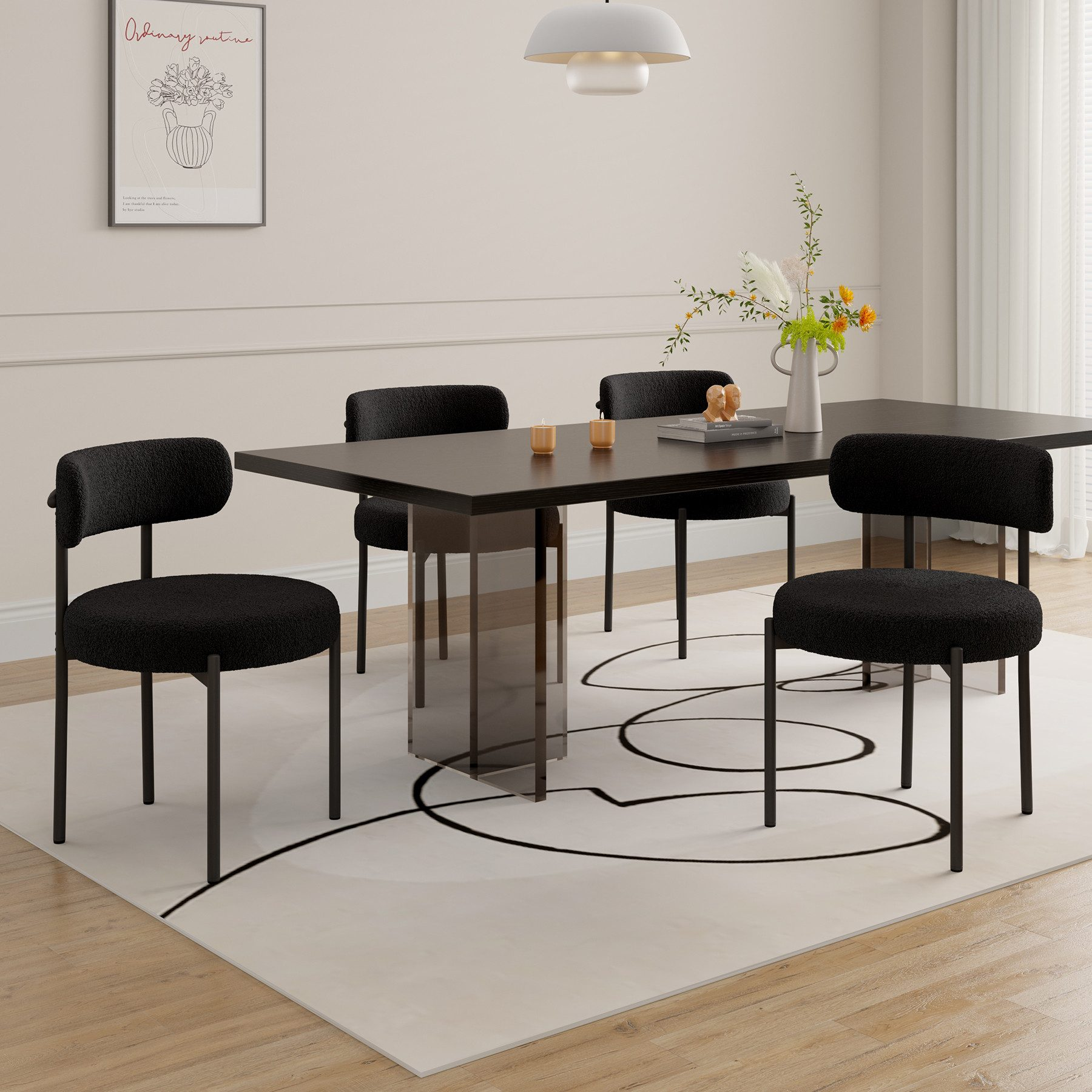Esszimmer mit Tisch, vier schwarzen Stühlen, gemustertem Teppich, Blumen und einem gerahmten Kunstwerk.