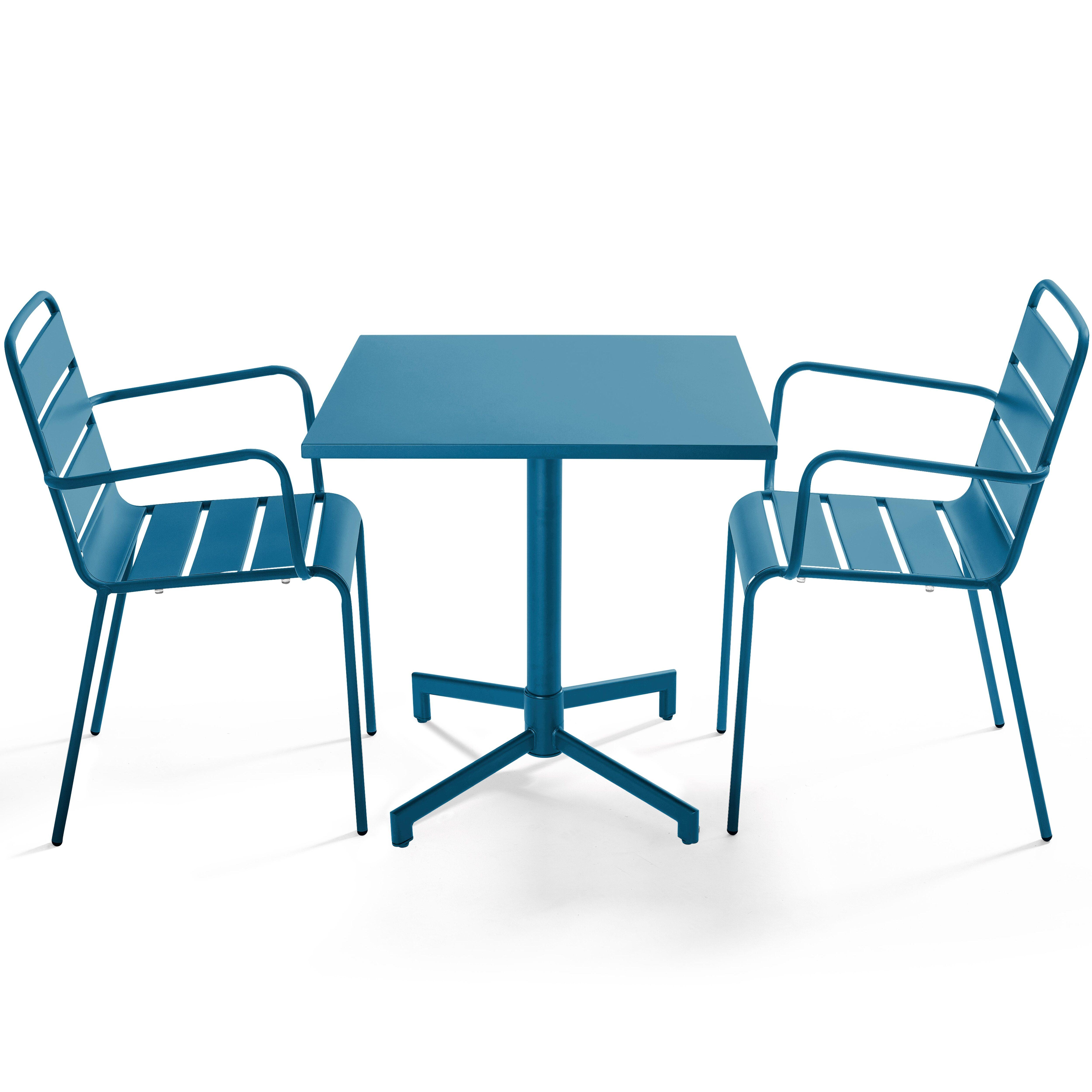 Blauer Outdoor-Tisch und Stühle-Set auf weißem Hintergrund. Tisch ist quadratisch mit zwei Stühlen.