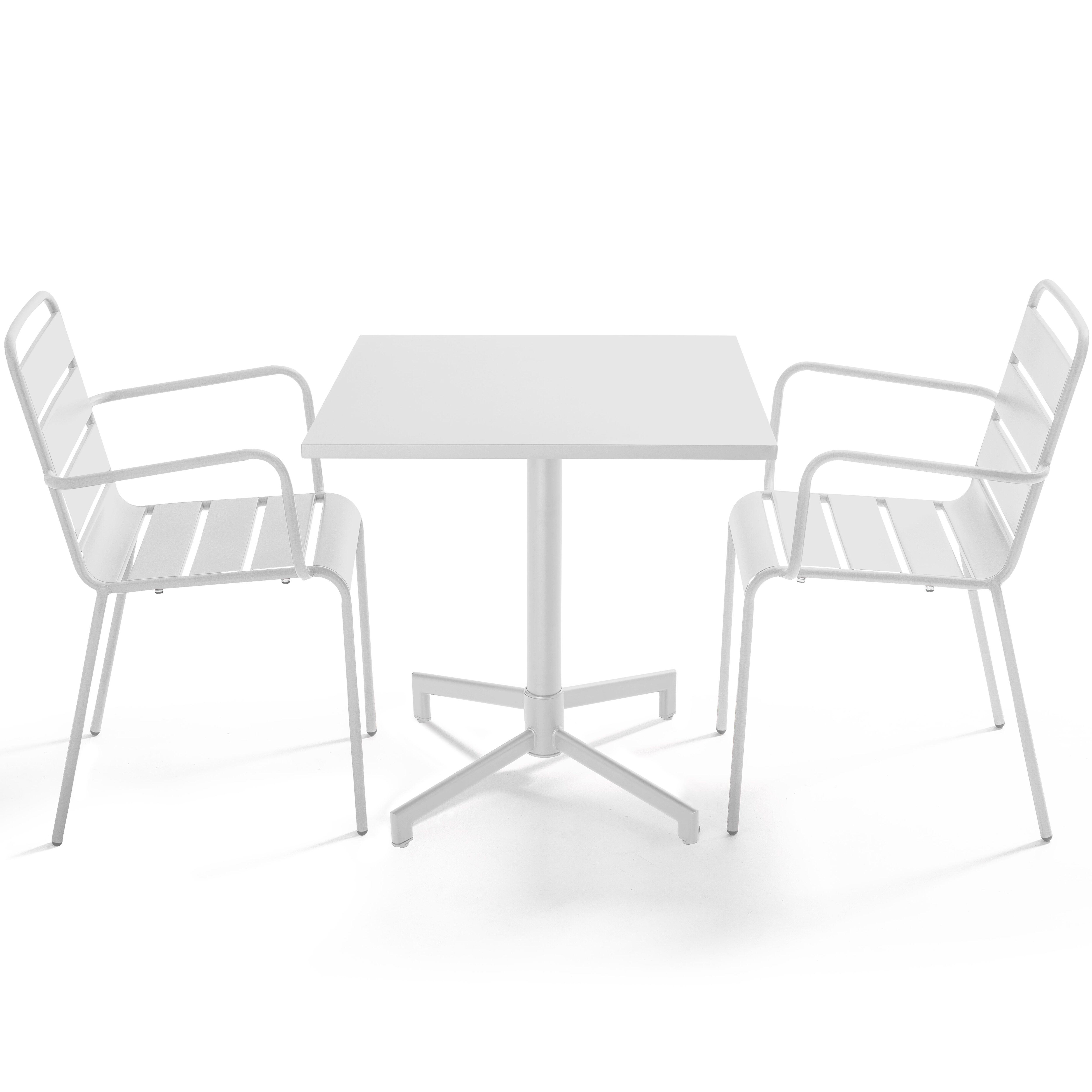 Ein weißer quadratischer Tisch mit zwei passenden Sesseln. Alles ist weiß und auf weißem Hintergrund, was einen sauberen Look ergibt.