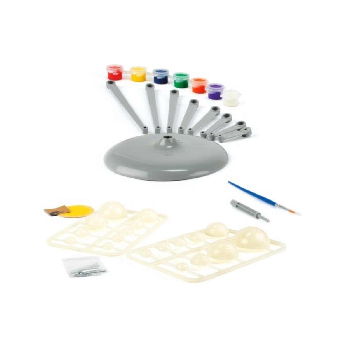 Ein Set mit Farben, einem grauen Ständer, Blasenformen, Pinseln und Werkzeugen, vor weißem Hintergrund.