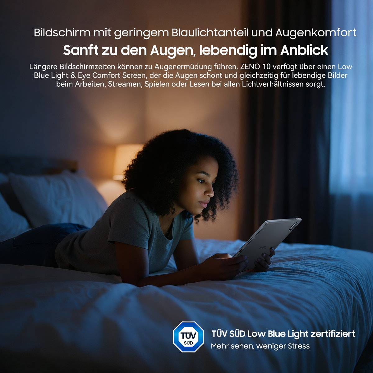 Eine Frau liegt im Bett und schaut auf ein Tablet. Text über Blaulichtfilterung steht darüber. Ein TÜV SÜD Logo unten.