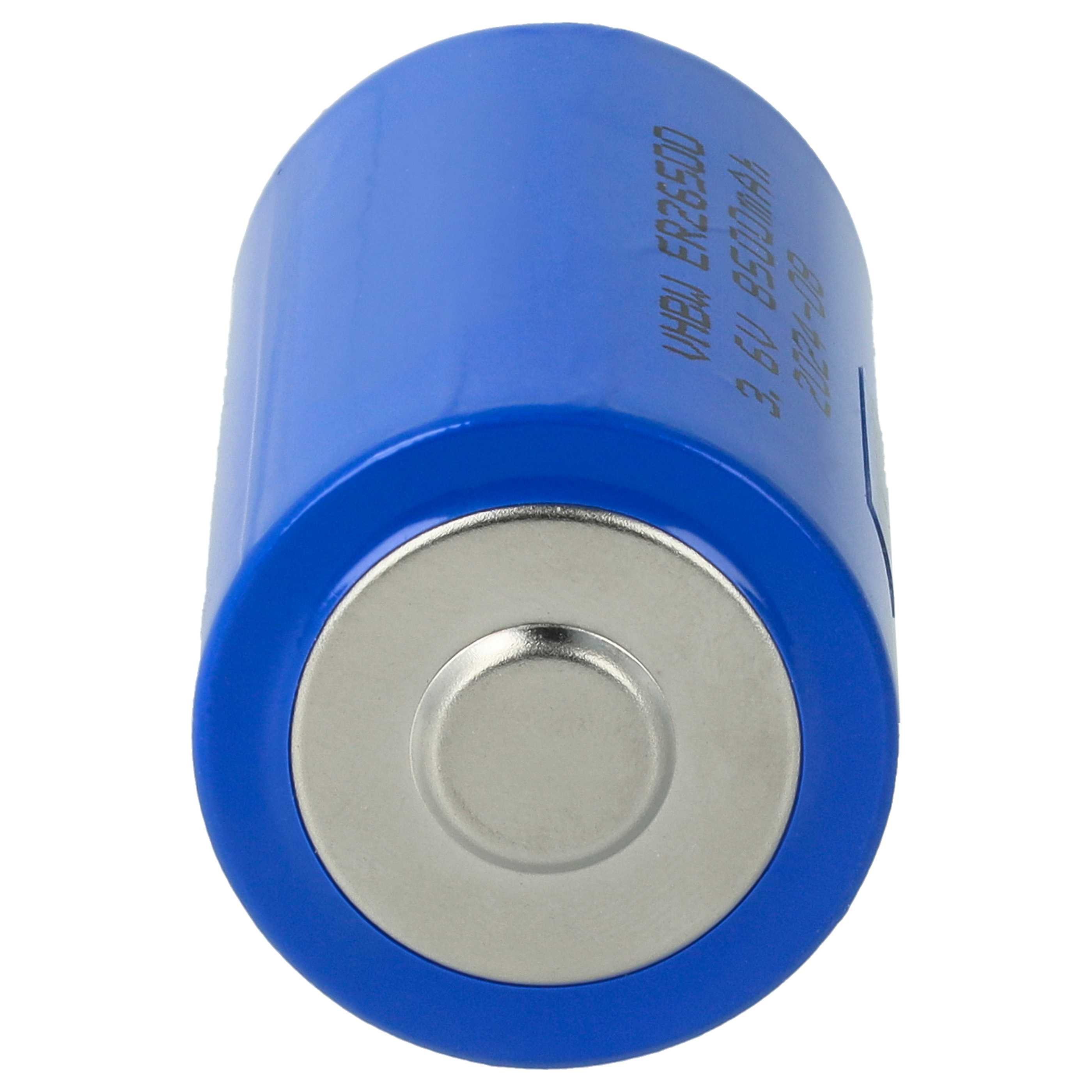 Eine blaue zylindrische Batterie mit silberner Oberseite. Auf der Seite steht 'VHBW ER26500 3,6V 8500mAh 2020-08'.