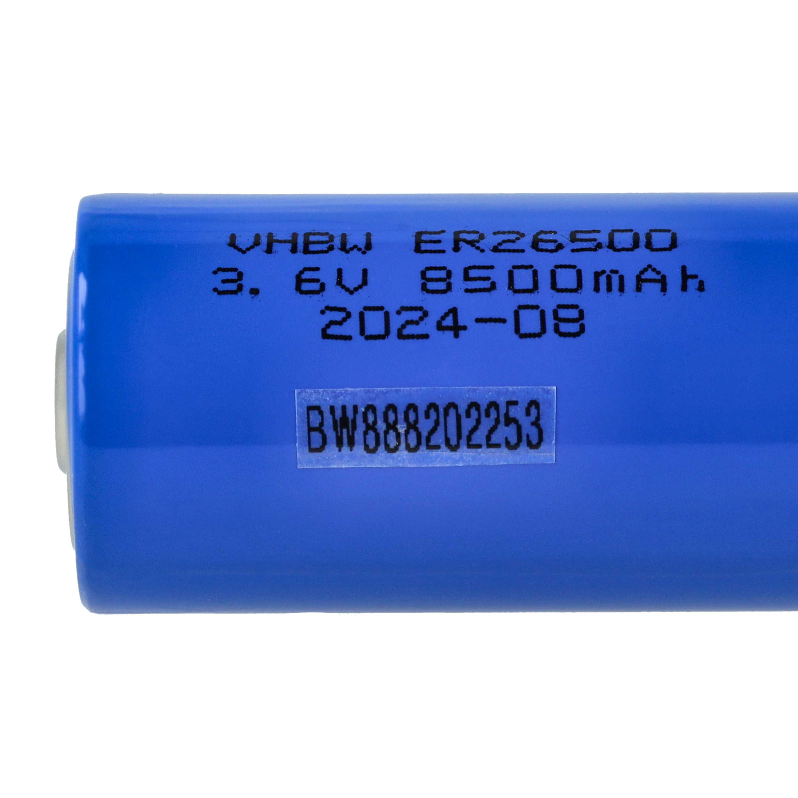 Eine blaue zylindrische Batterie mit Text: VHBW ER26500, 3,6V 8500mAh, 2024-08 und BW888202253.