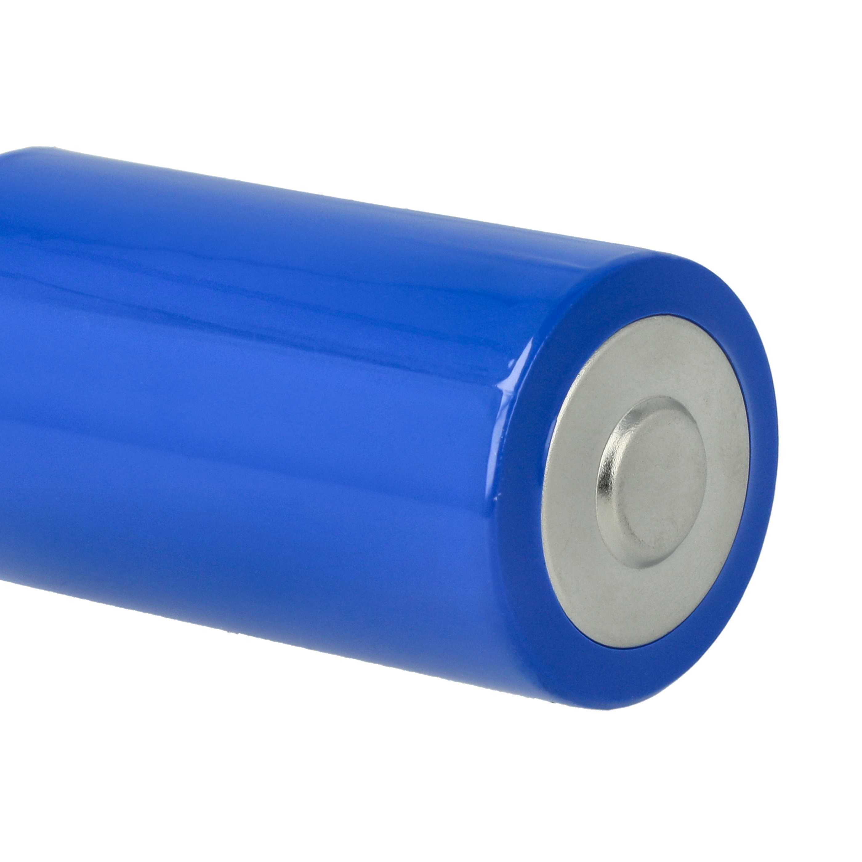 Nahaufnahme einer blauen zylindrischen Batterie mit silbernem Metallende, vor weißem Hintergrund.