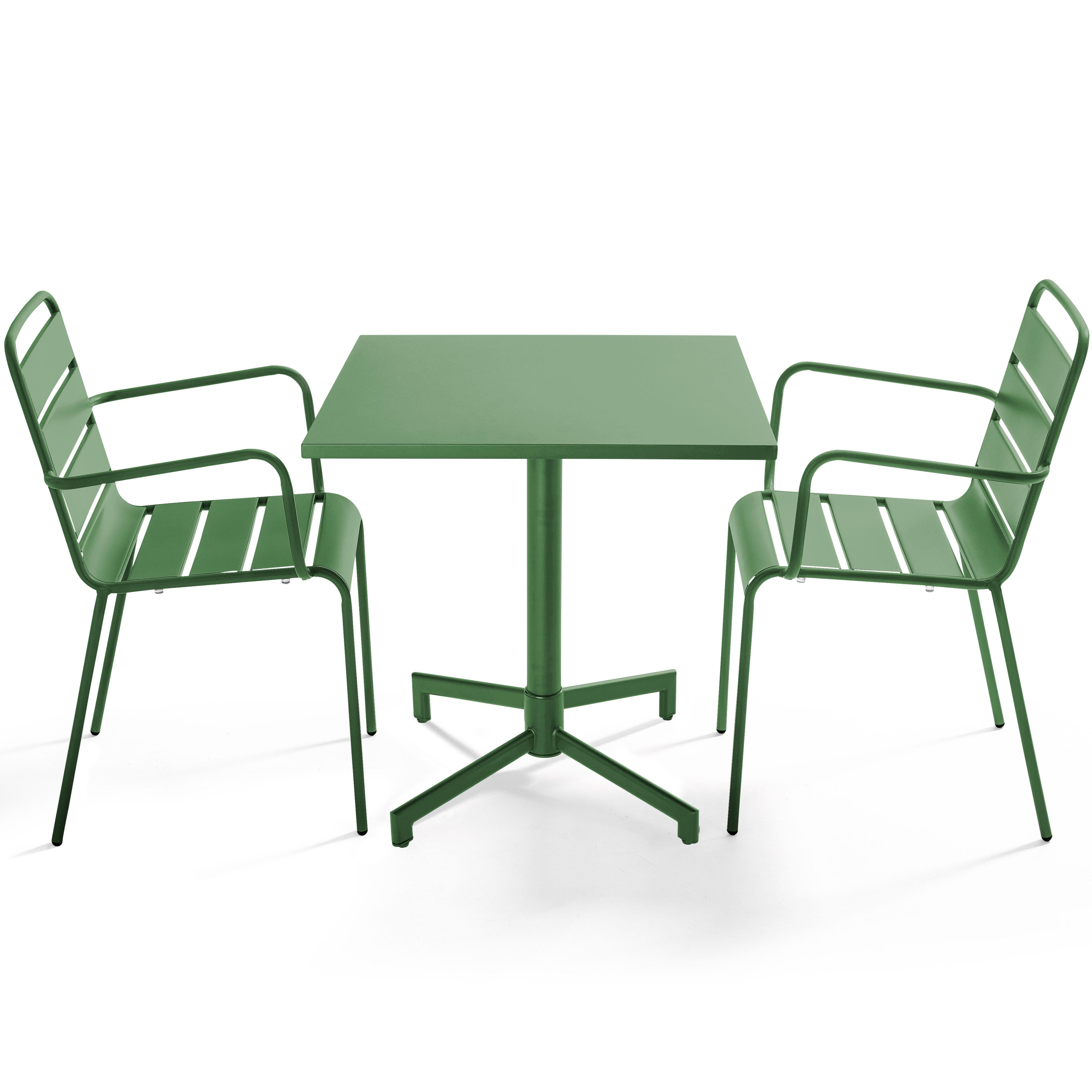 Grünes Metall-Terrassenset: quadratischer Tisch und zwei Sessel auf weißem Grund.