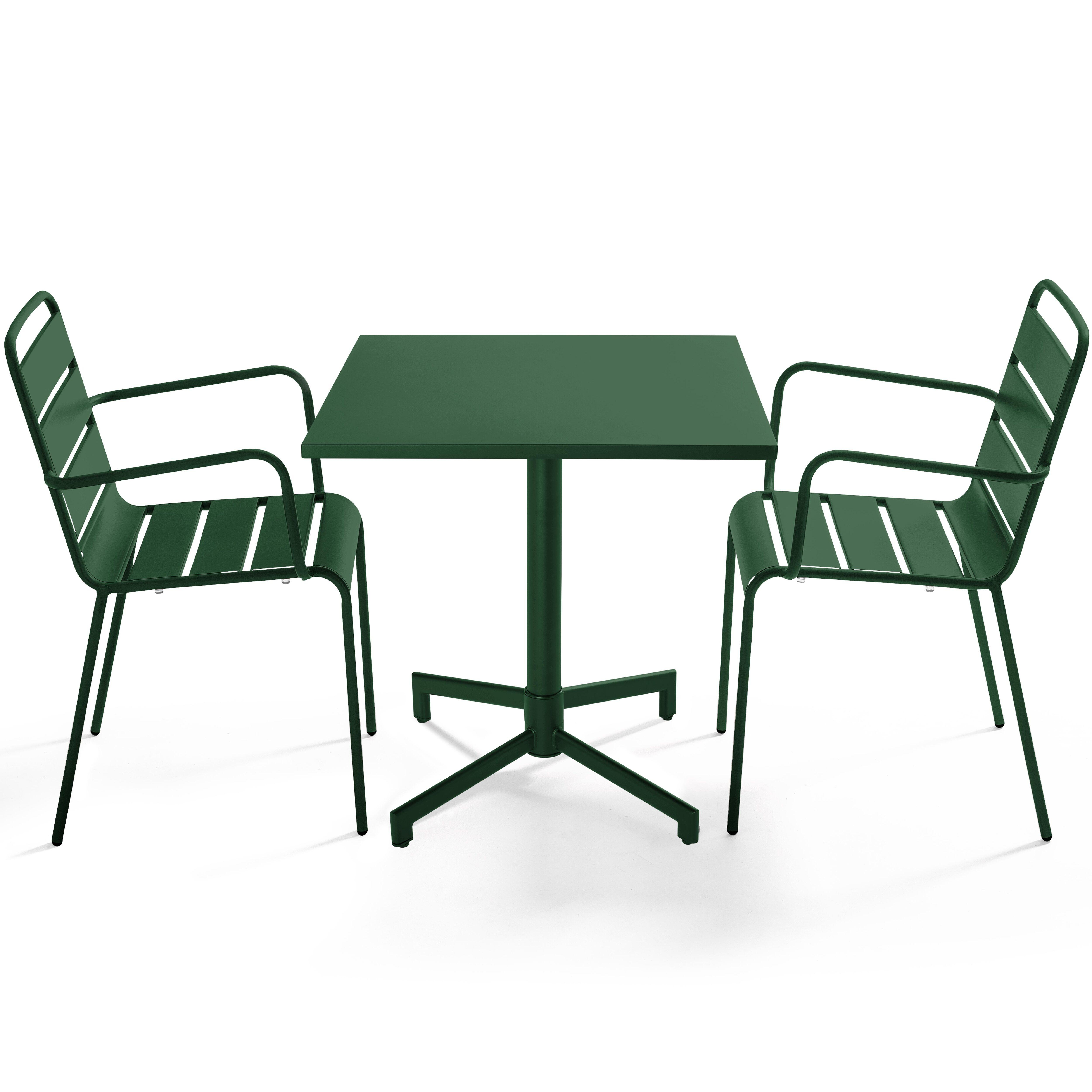 Ein grüner Tisch und zwei Stühle. Der Tisch ist quadratisch, die Stühle haben Armlehnen. Alles auf weißem Hintergrund.